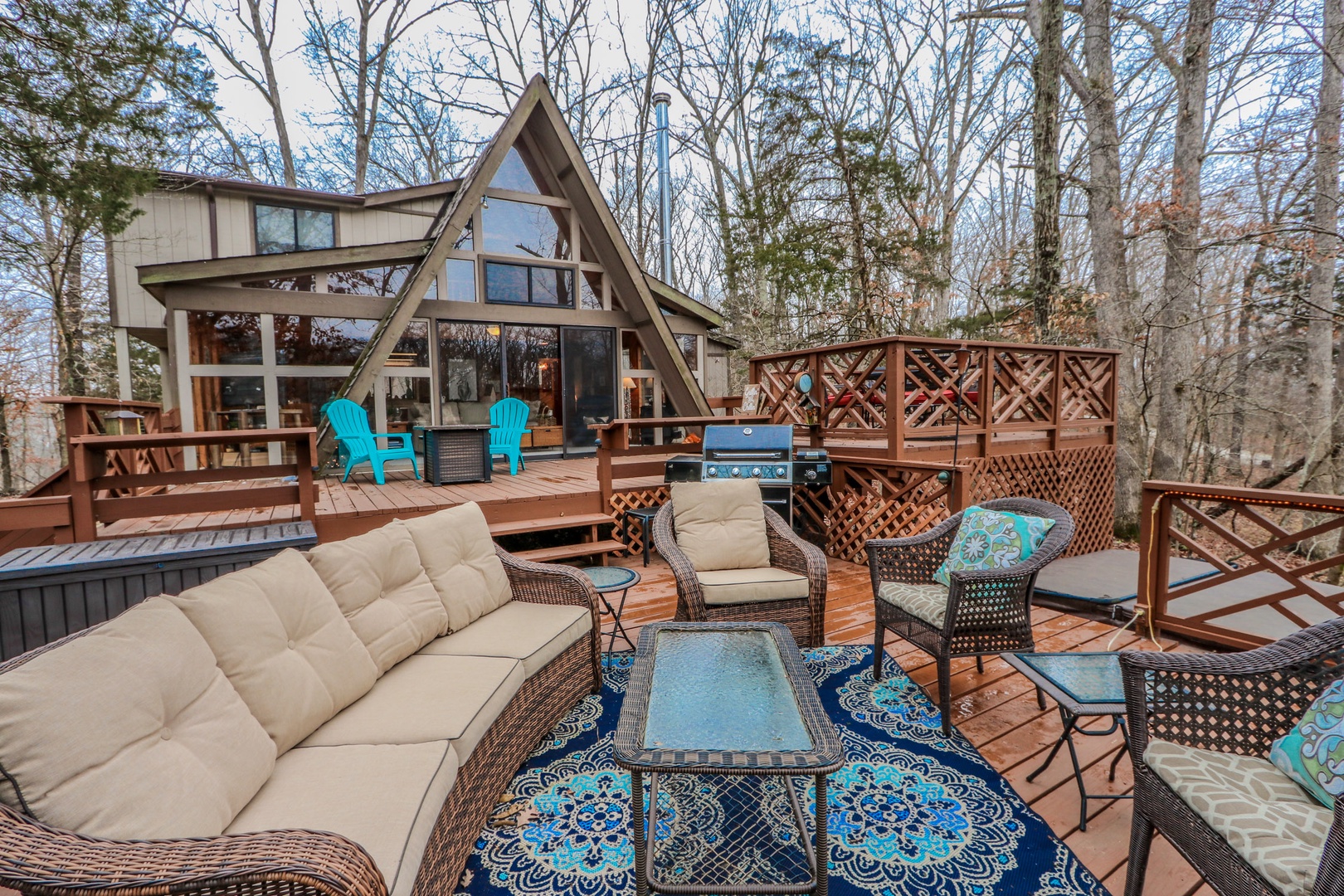 Expansive Deck with Ample Outdoor Seating