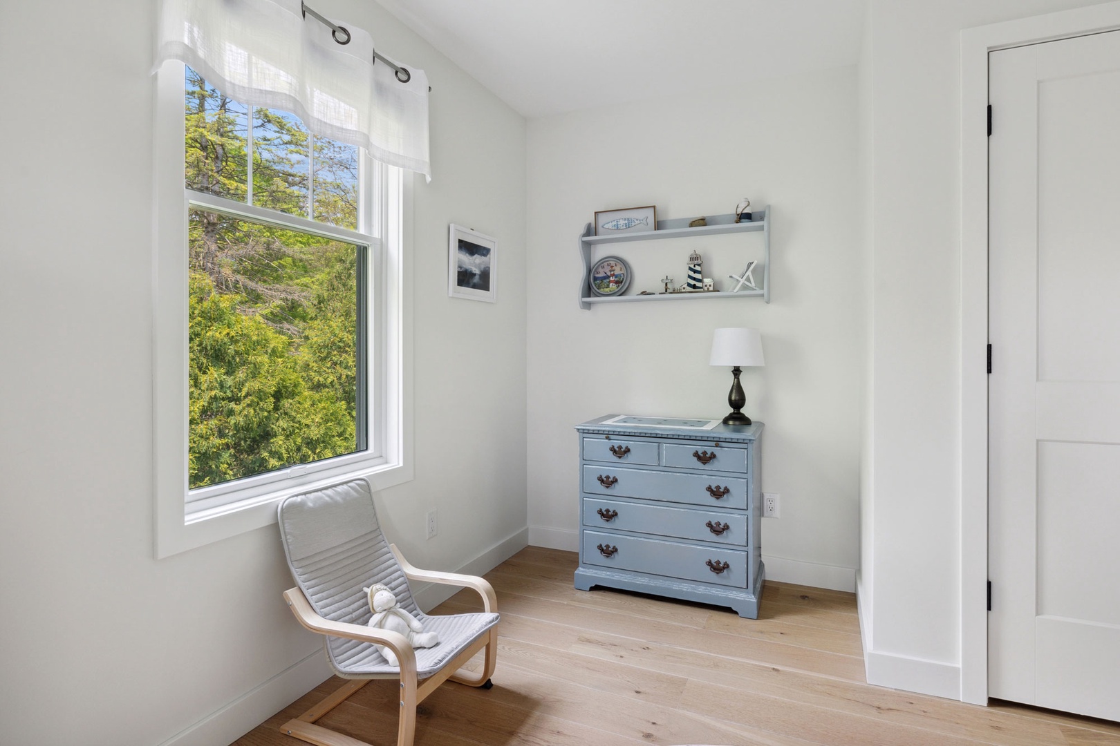 Plenty of storage options available so you can relax without added clutter.