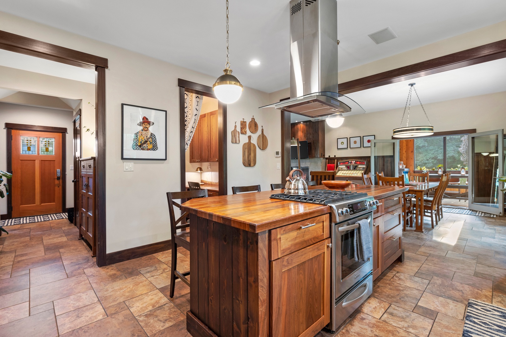 Cook and converse at this amazing prep island.