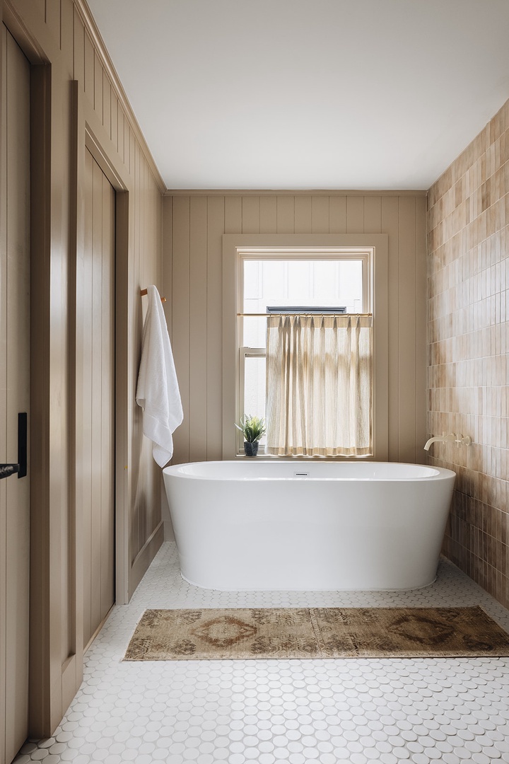 The Ivy's soaker tub will take care of any need to unwind that arises. Oh yeah.