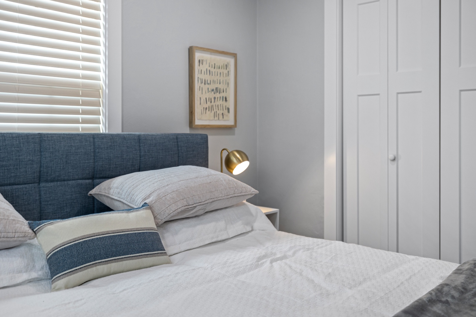Bedside lamps are so convenient for staying up late to read.
