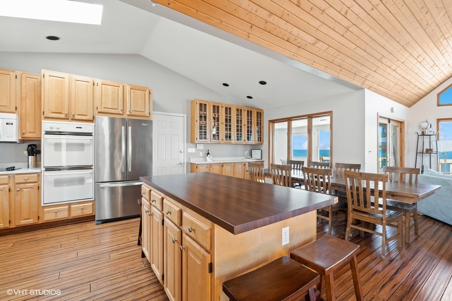 Prepare meals in the functional kitchen, equipped with all the essentials.