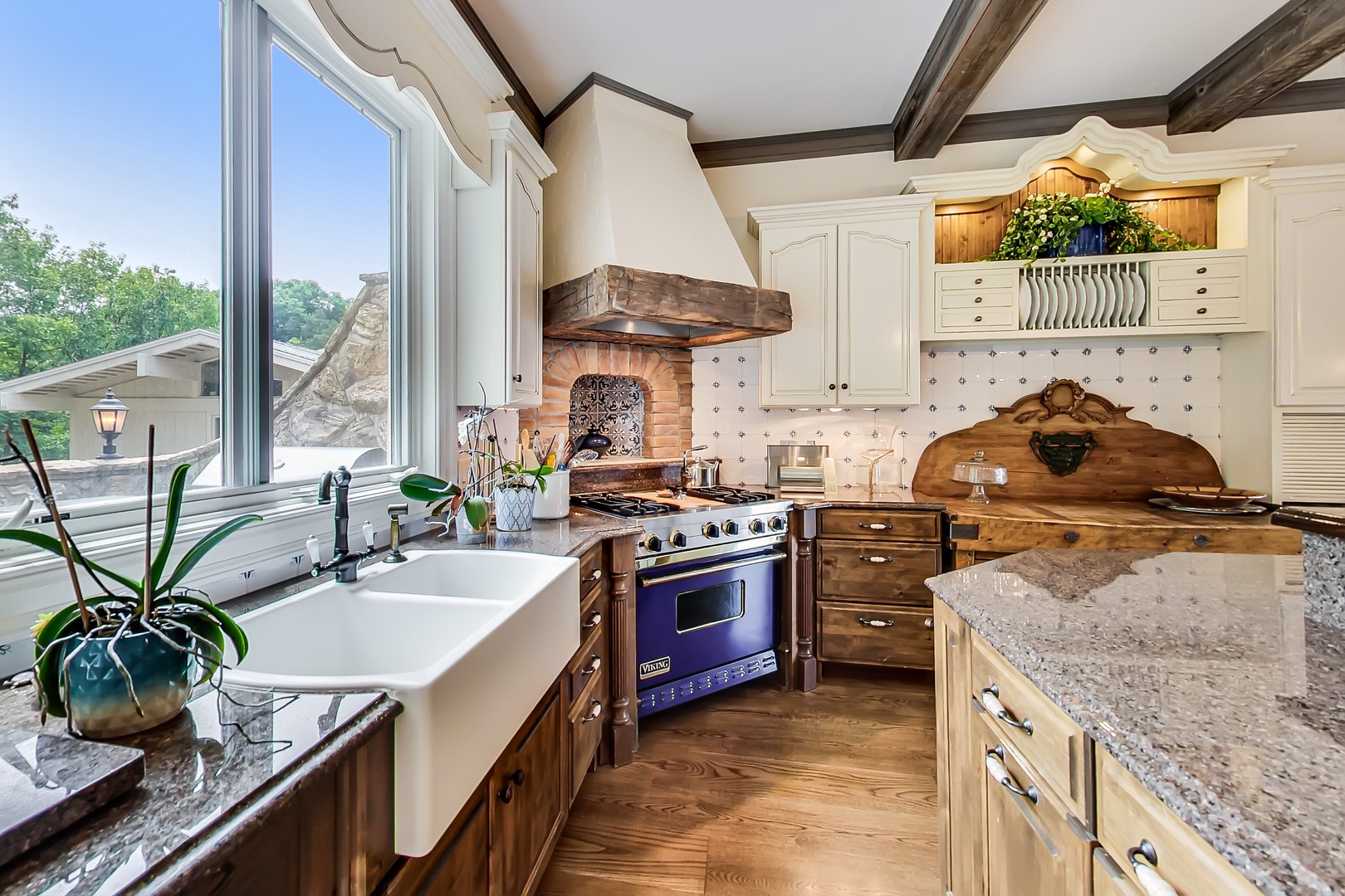 Even Gordon Ramsay would love this gorgeous, fully equipped Chef's Kitchen.