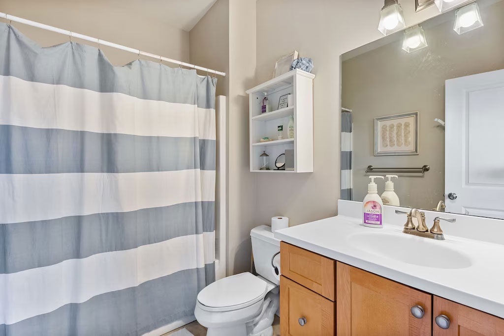Freshen up in this simple and functional bathroom, equipped with all the essentials.