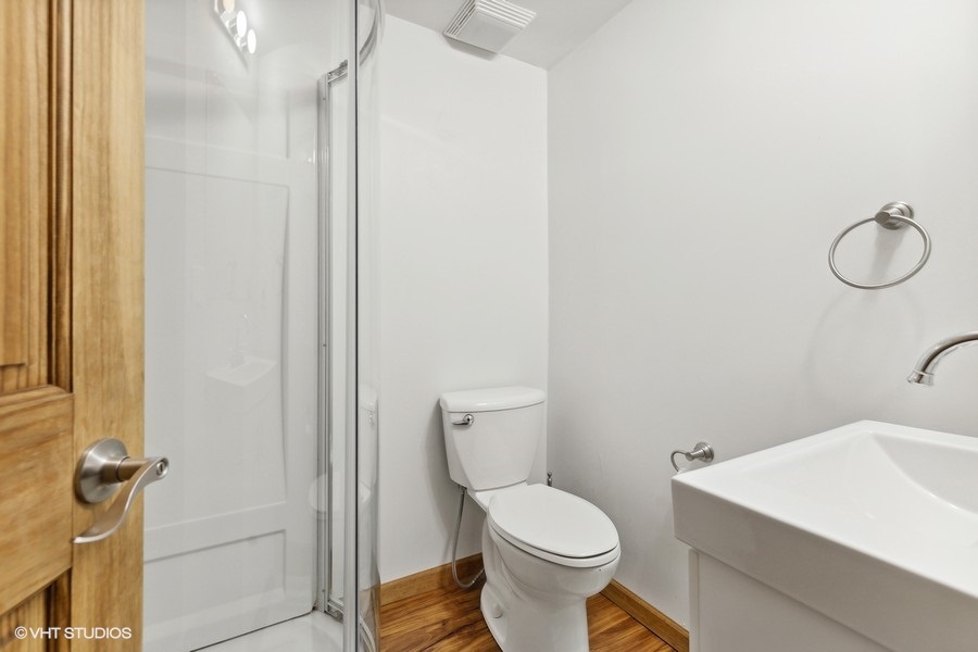 4.5 bathrooms in the house keep morning & evening routines on track.