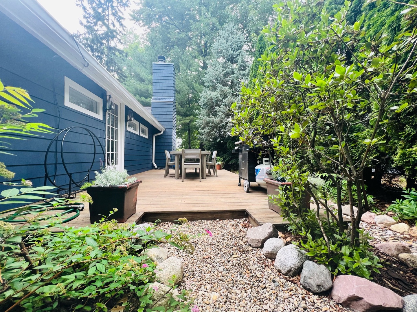 Serve & dine alfresco on the back patio with BBQ grill.