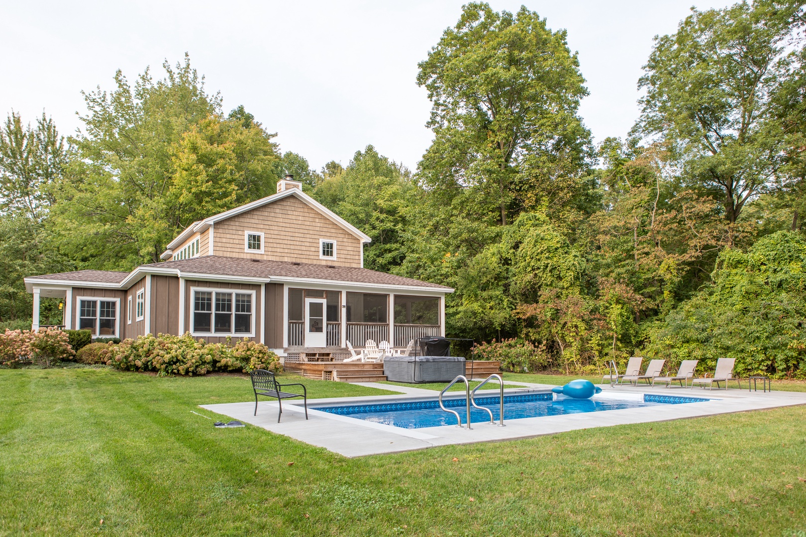 An entertainer’s dream, the backyard is ideal for yard games, swimming, relaxing and all-around fun.