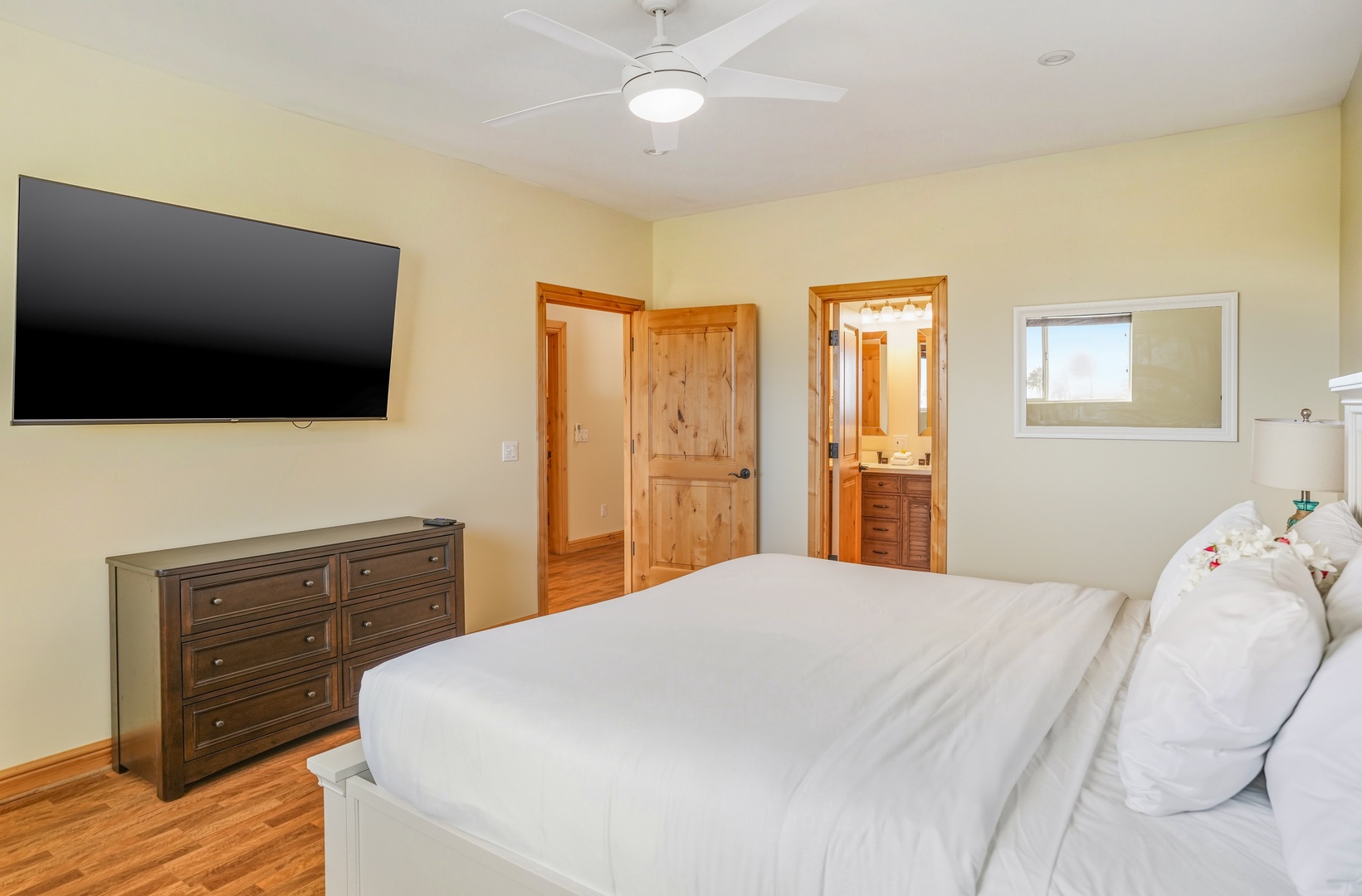 Ocean Views, Ensuite, HDTV Upstairs Master Bedroom