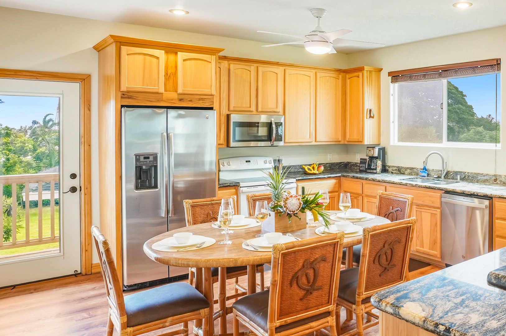 Modern Stainless Kitchen with dine-in kitchen