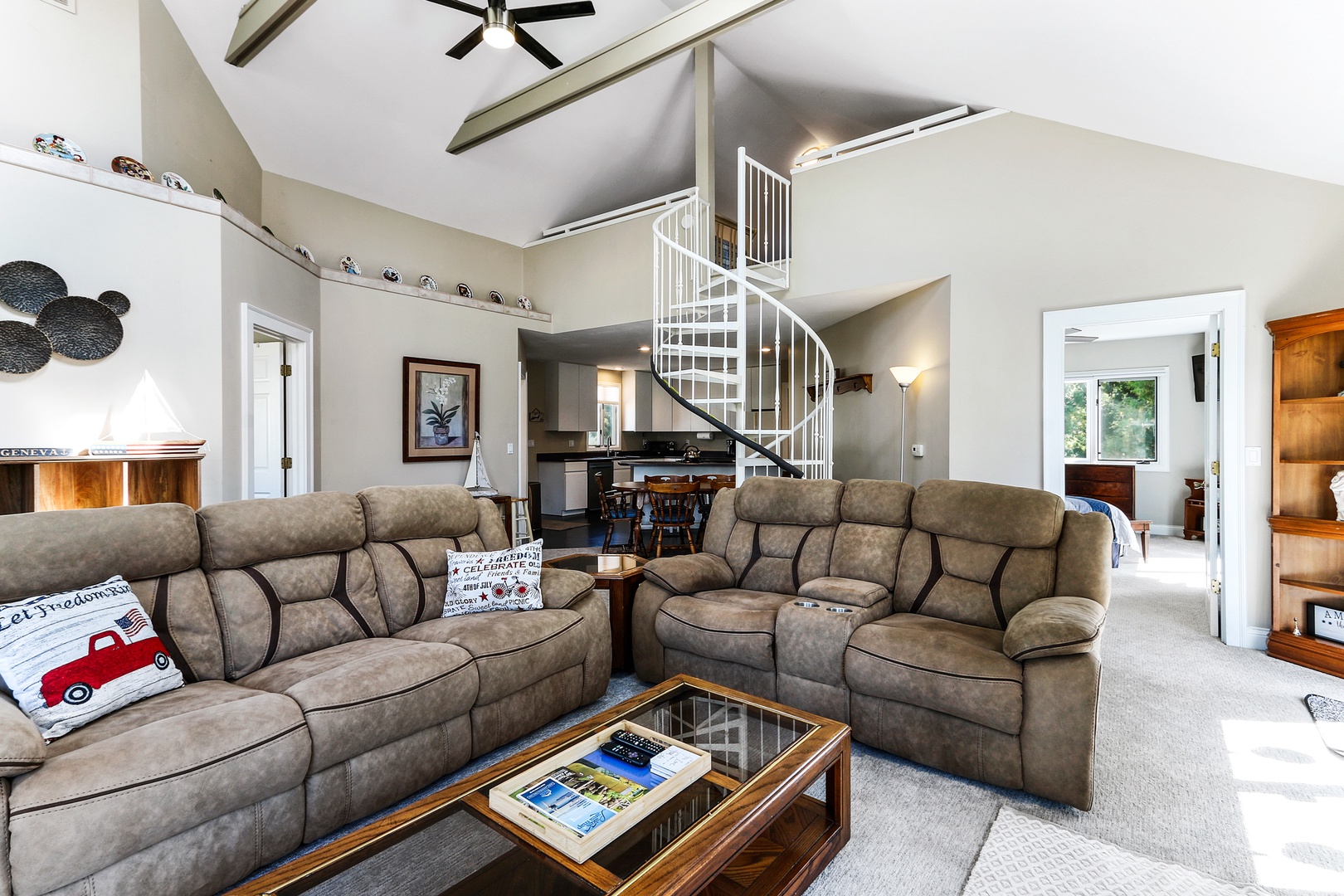 Lakeview Loft- Steps from lake, hot tub!