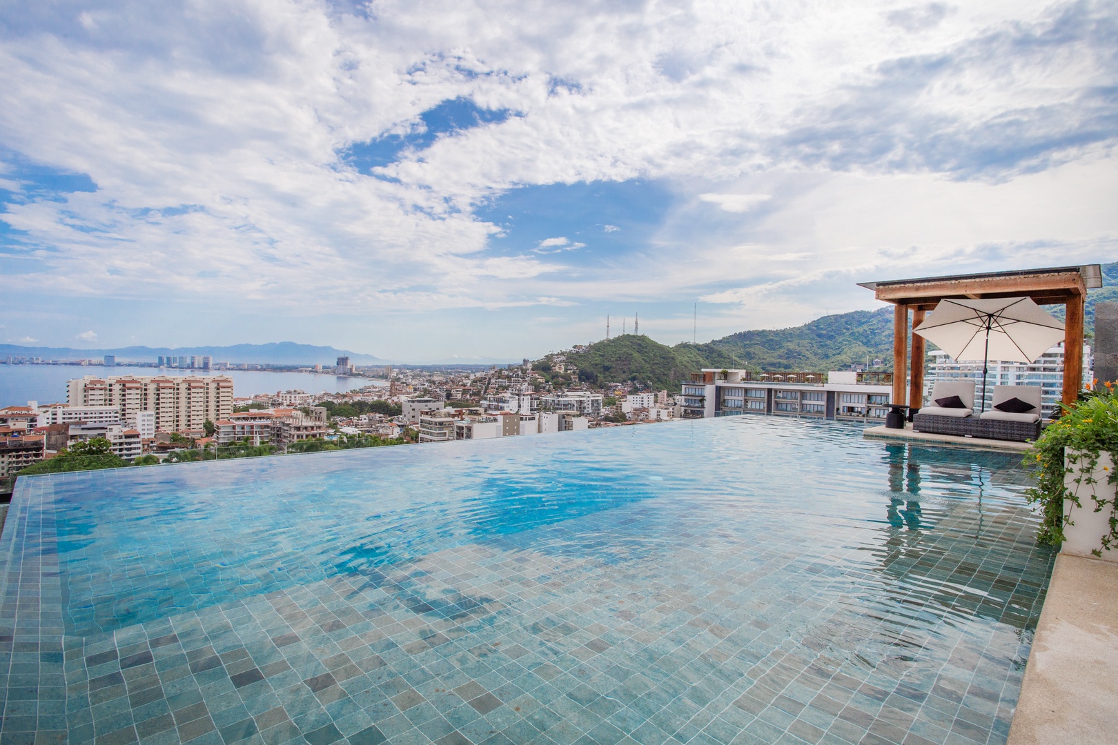 Romantic Zone Penthouse w/Ocean Views