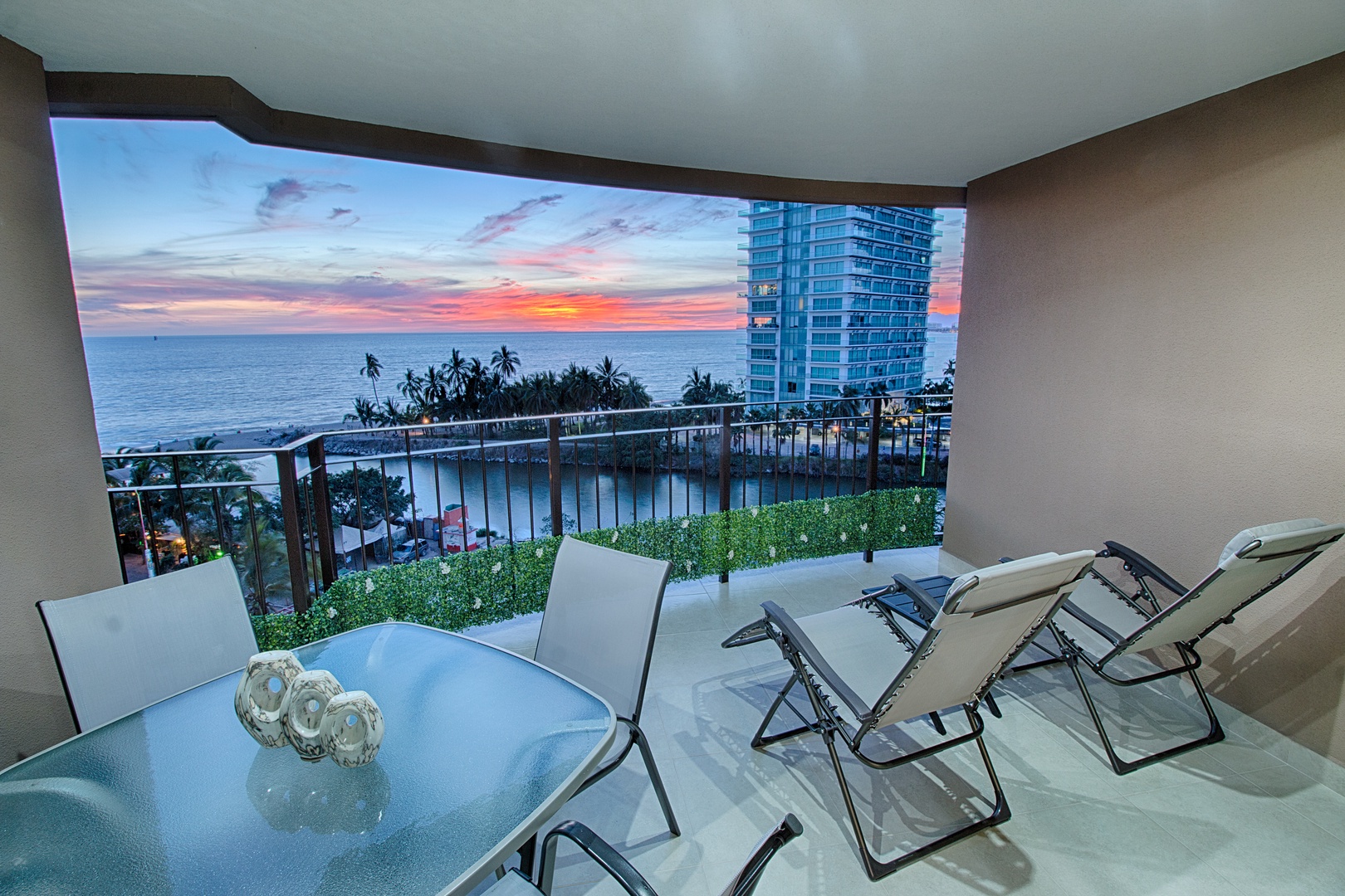 Beachfront Condo with Cable TV | Access to Pools, Gym, Tennis Court
