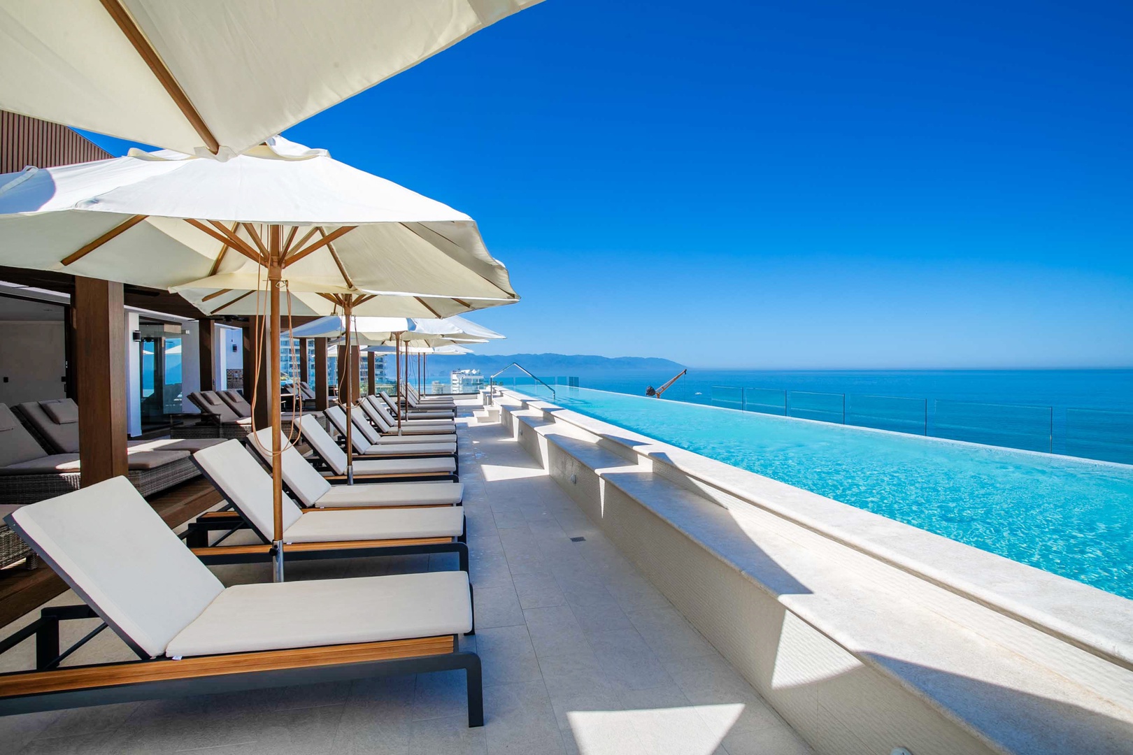 Oceanview Luxury: 1 BD in Amapas w/ Rooftop Pool