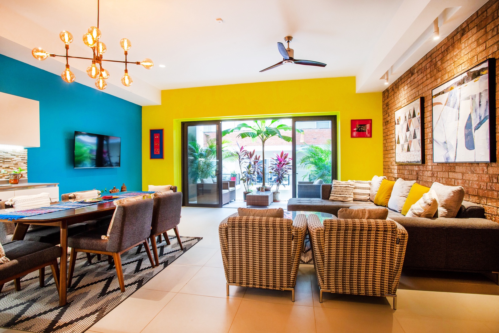 Colorful & Modern Condo in Old Town| Pool, Gym