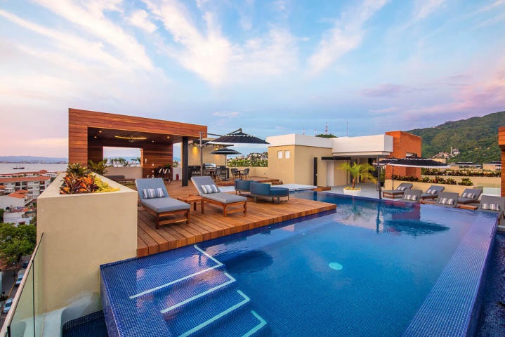 Modern 1BR, 2 Pools, Hot Tubs, Gym and Balcony