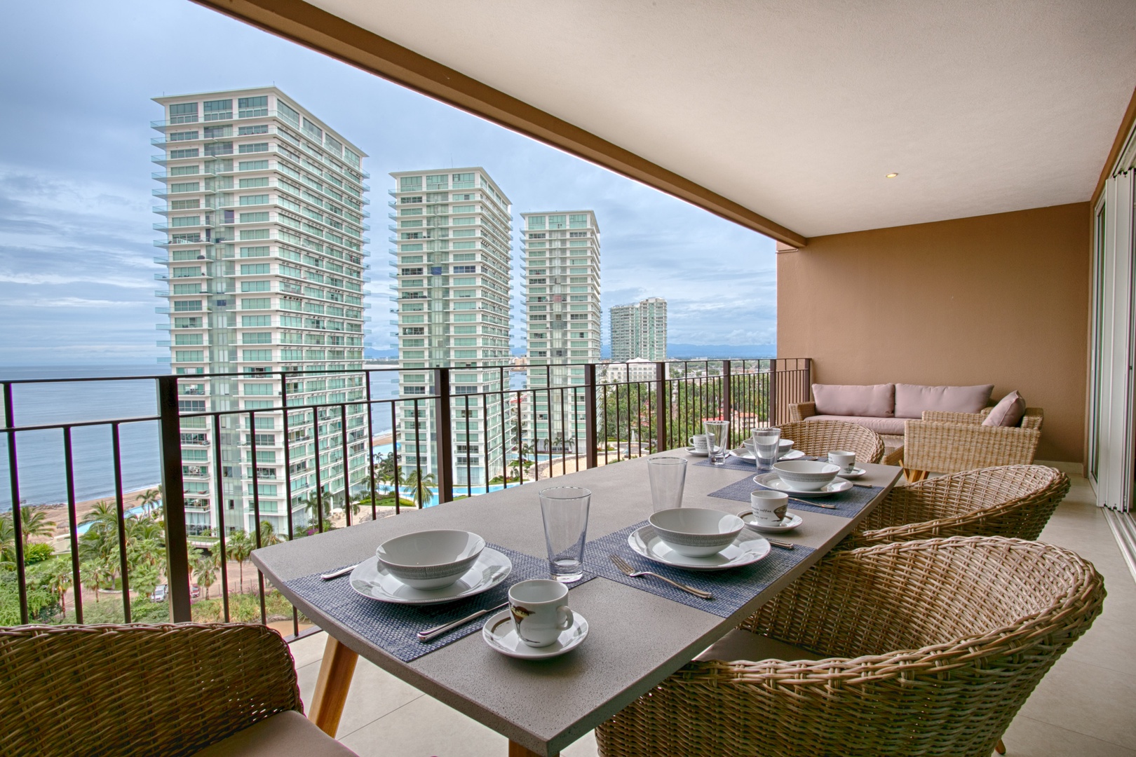 Upgraded, Spacious Ocean View Condo | Infinity Pools, Gym, Hotel Zone