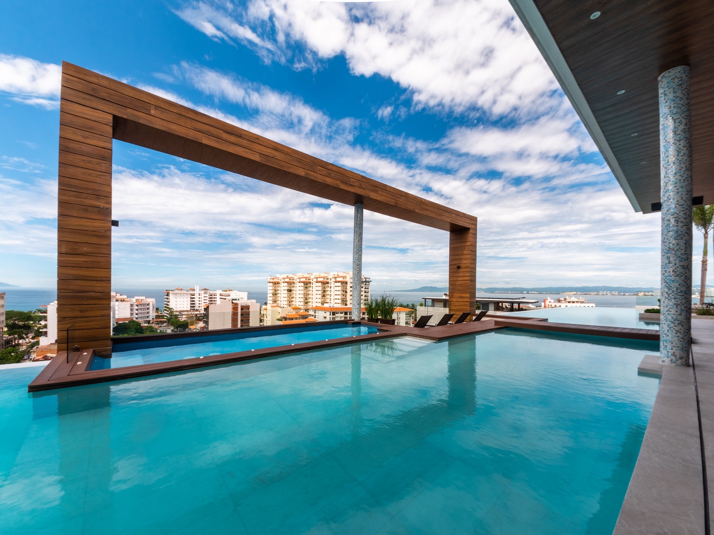 Luxe 2BR with Balcony, Pool, Gym