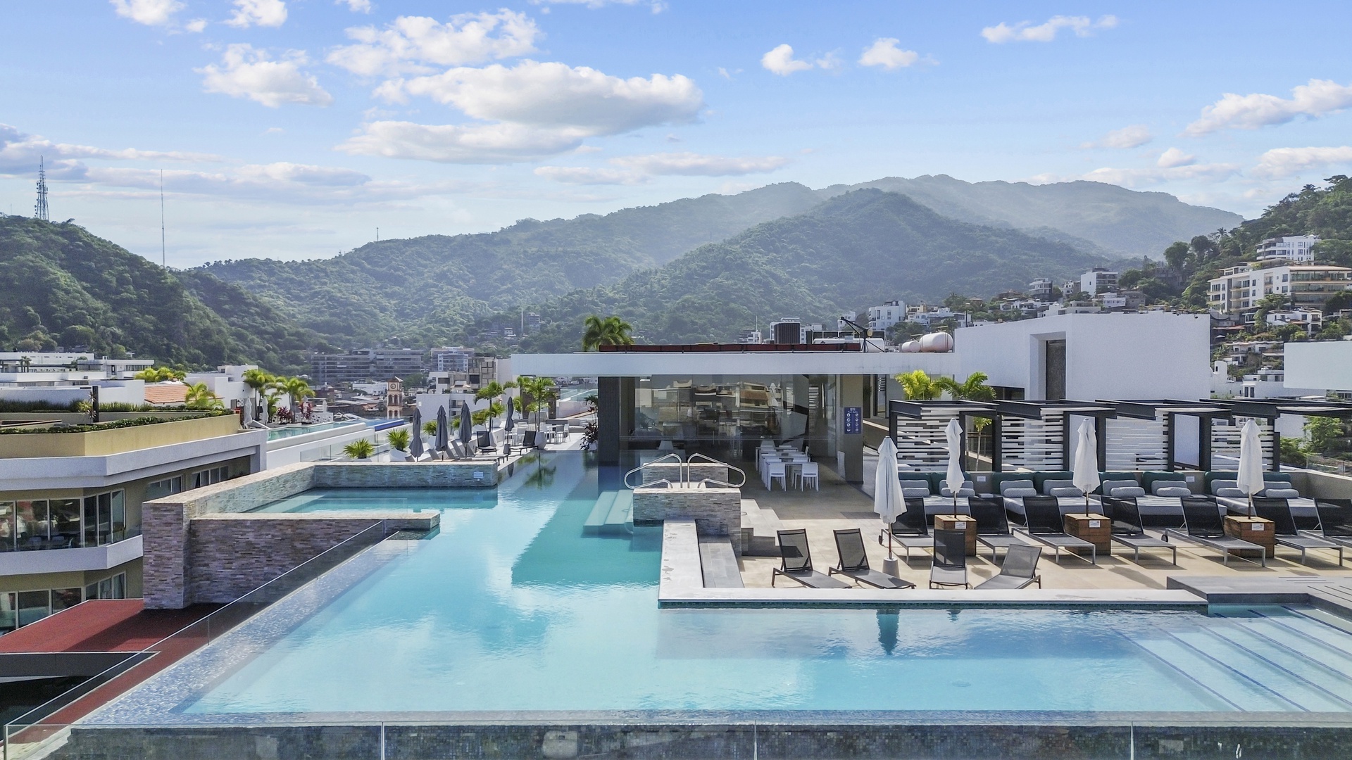 1BR with Rooftop Pool, Bar and City Views in Old Town