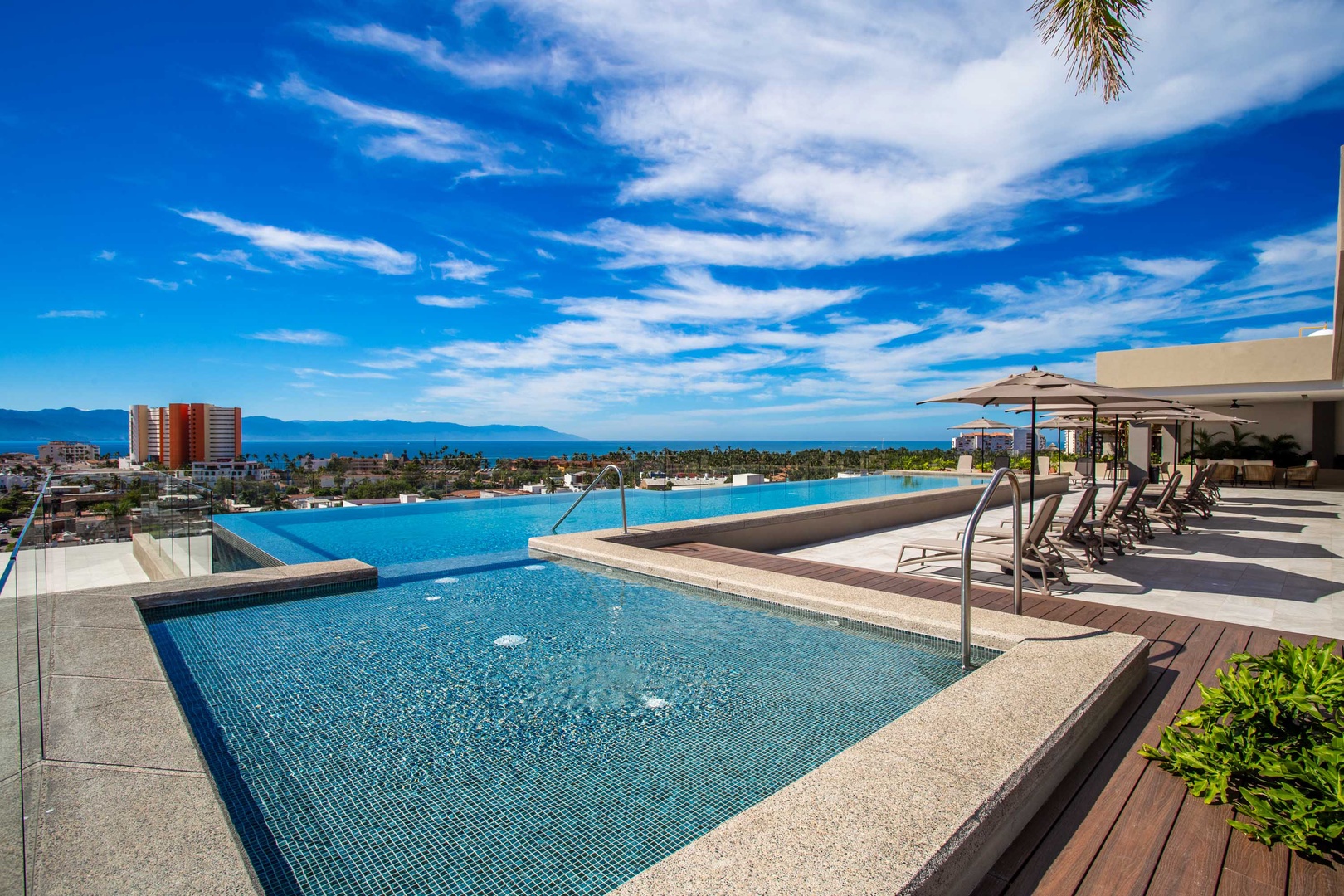 Top-Floor 2BR with Skyline Views, Pool and Gym