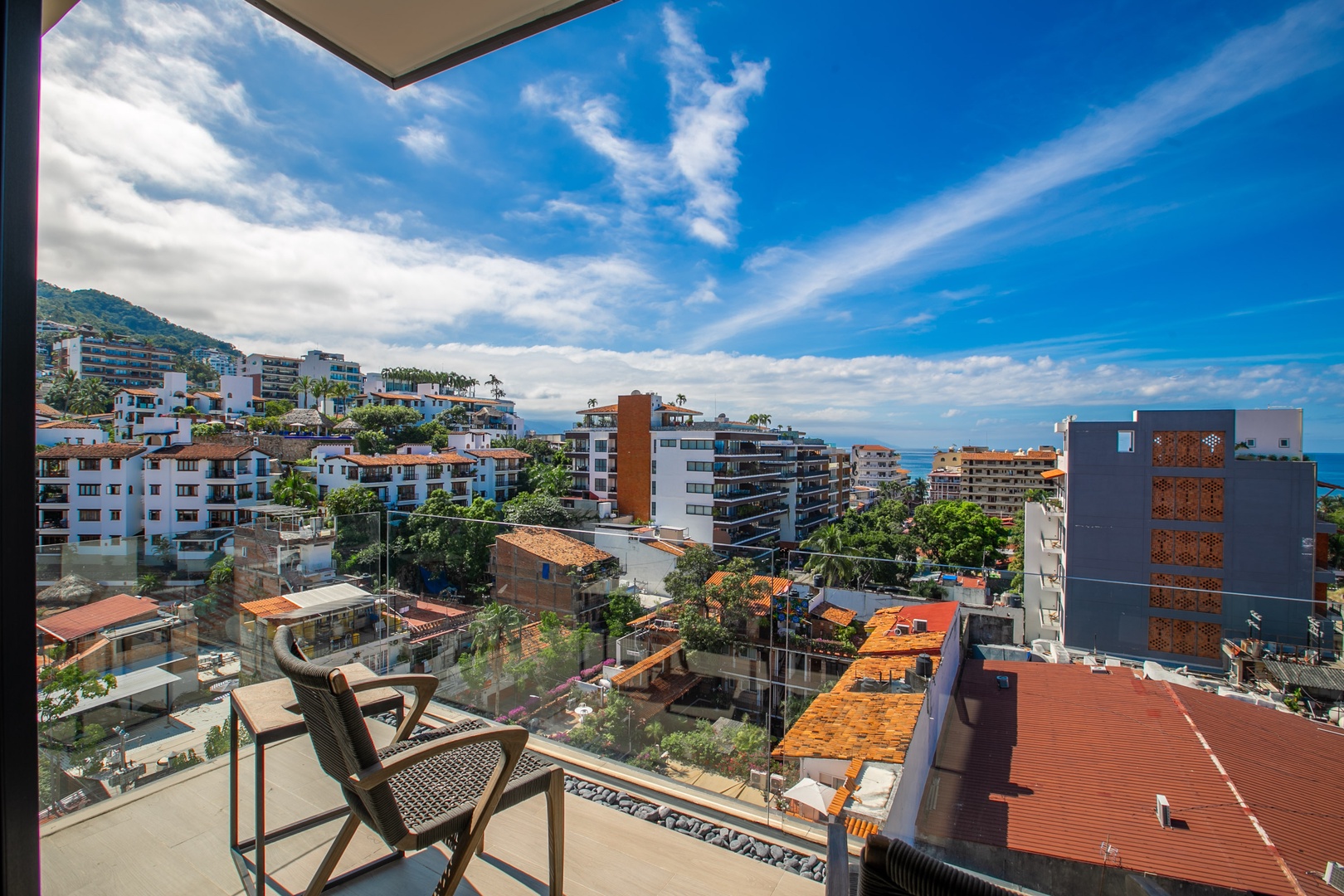 Top floor 1 BR with view | Pool & Gym