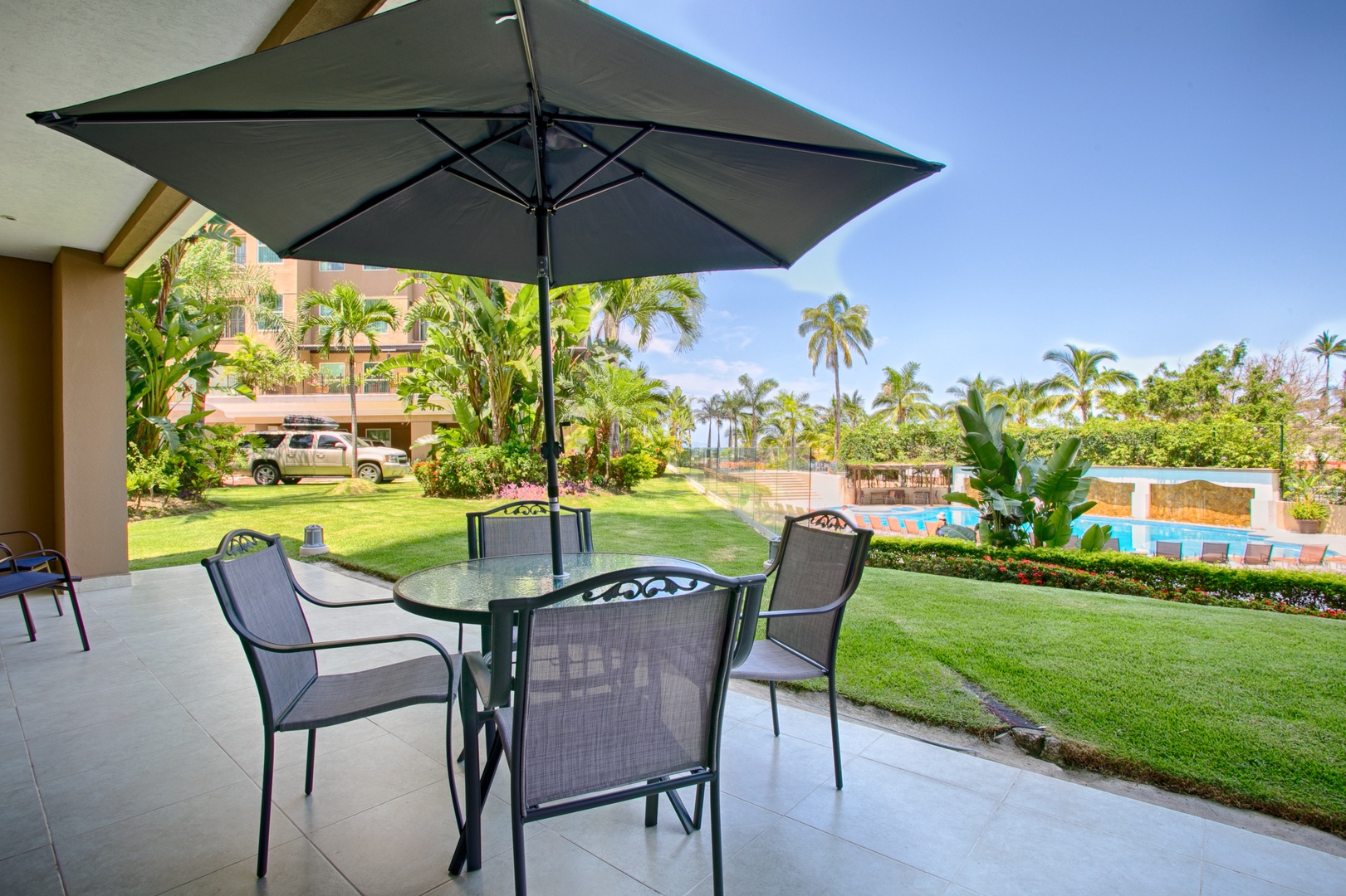 Beachfront 2BR, Accessible, Pool and Hot Tub