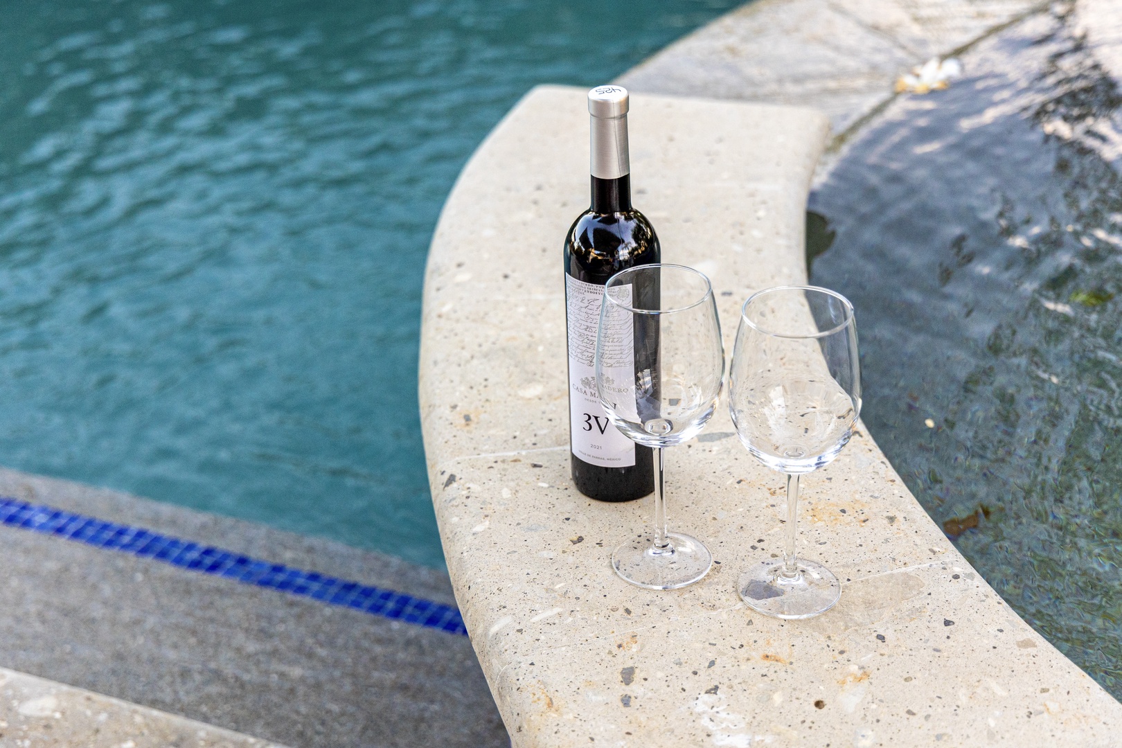 Poolside perfection awaits—set your wine glass down on the ledge and slip into the crystal-clear water for your most relaxing afternoon yet.