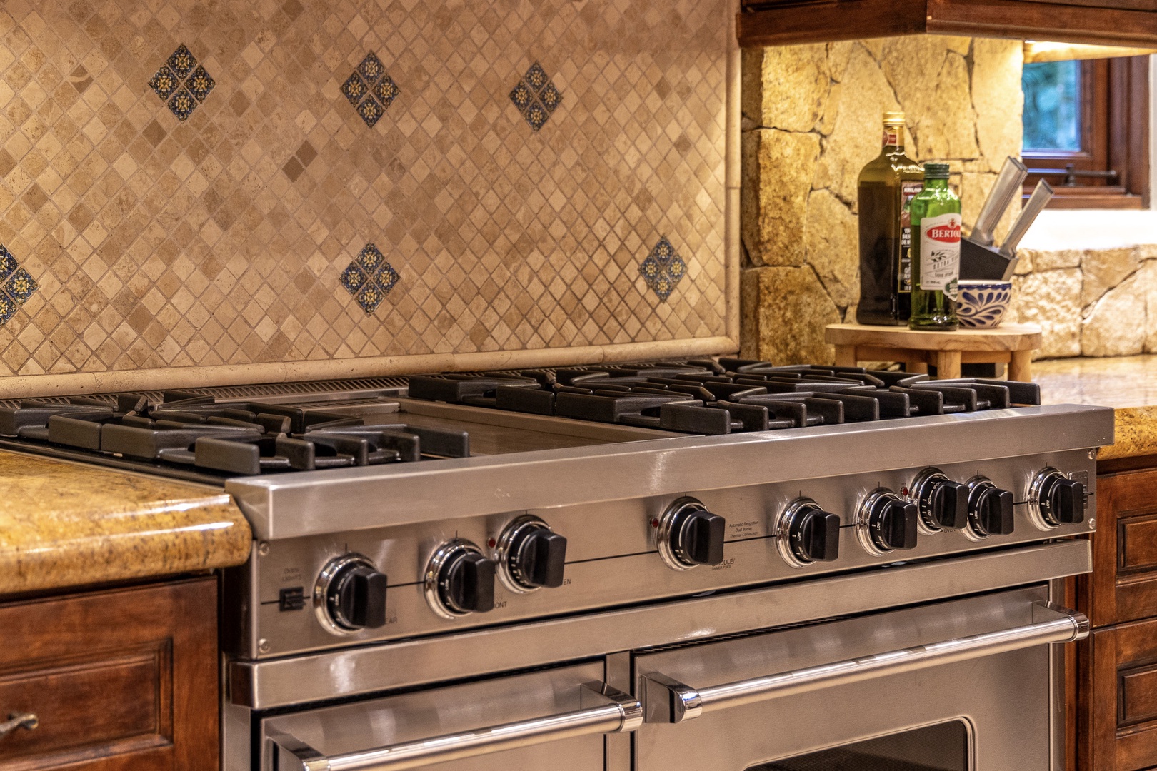 This chef-inspired kitchen features a professional-grade gas range with six burners and dual ovens, perfect for preparing memorable meals during your stay.