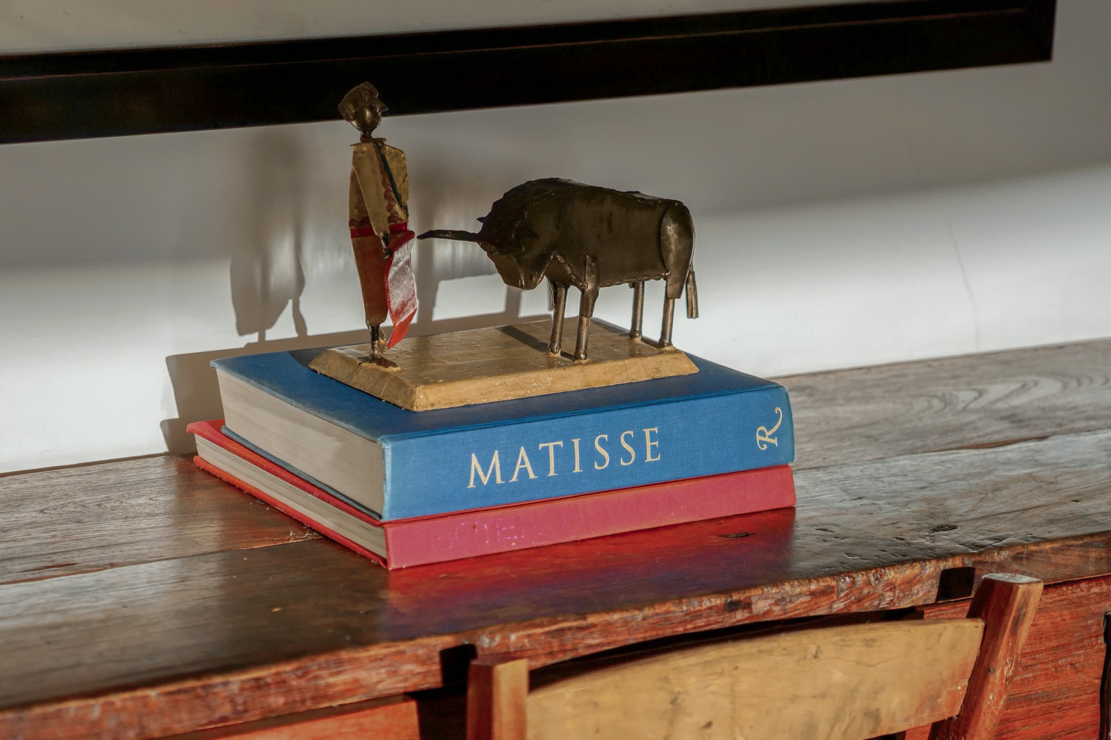 Discover thoughtful artistic touches throughout your stay, with curated books and folk art creating a warm, cultured atmosphere.