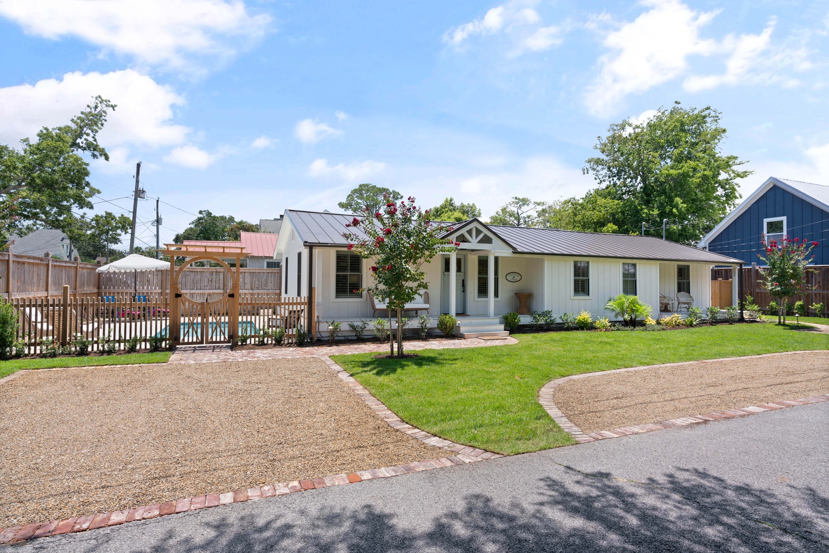 Coast Guard Cottage - 417/419 Everett St