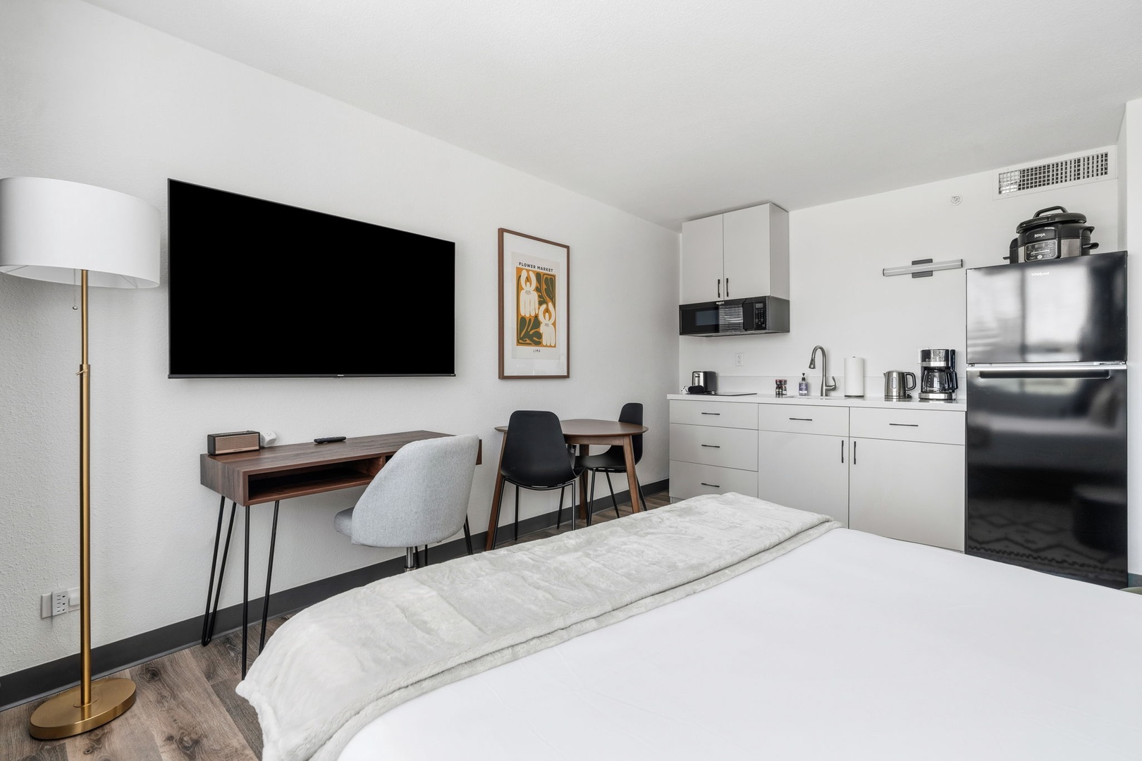 047-2828 Southwest Fwy-Houston Unit 419 10-25