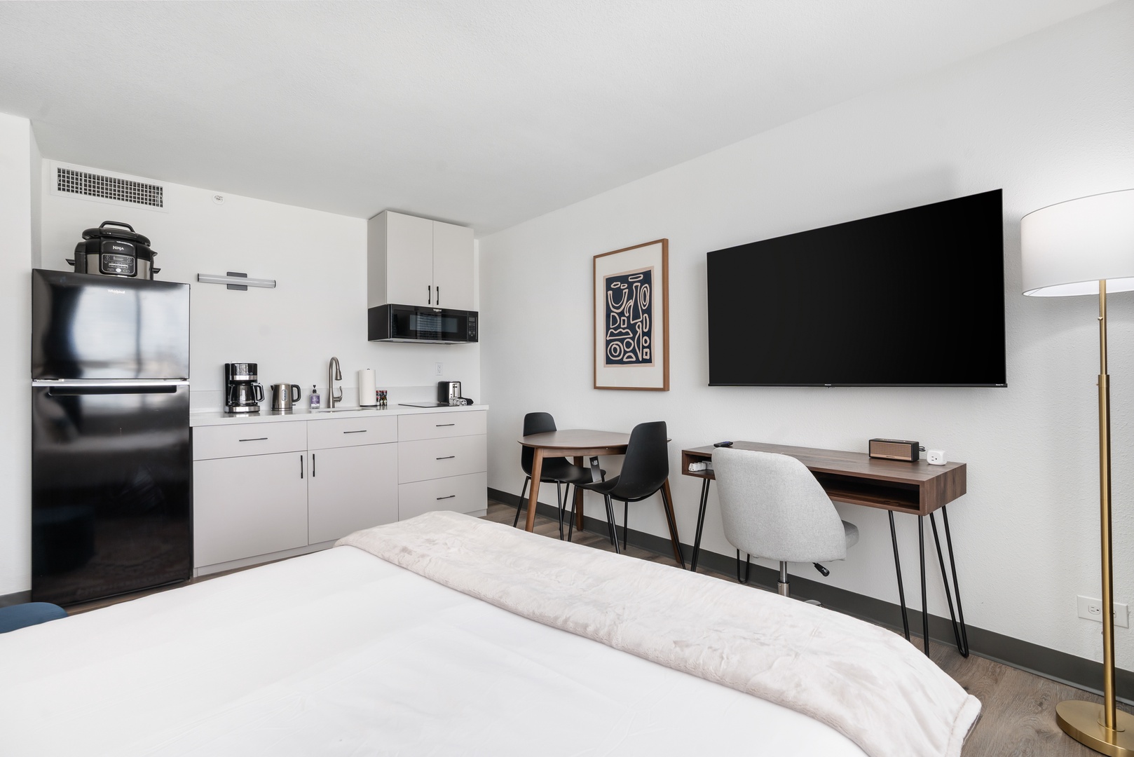 064-2828 Southwest Fwy-Houston Unit 420 10-25