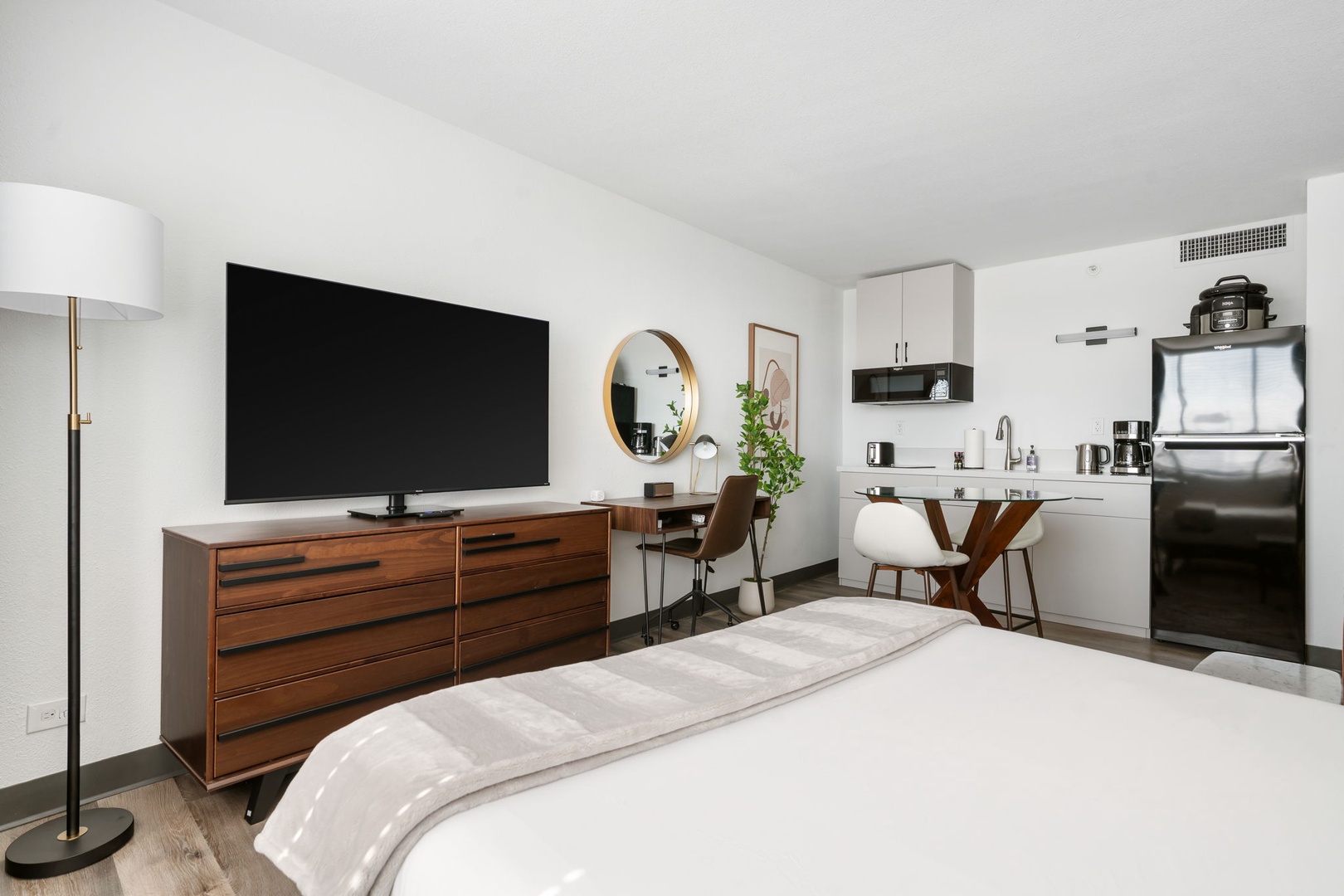 093-2828 Southwest Fwy-Houston Unit 421 10-25