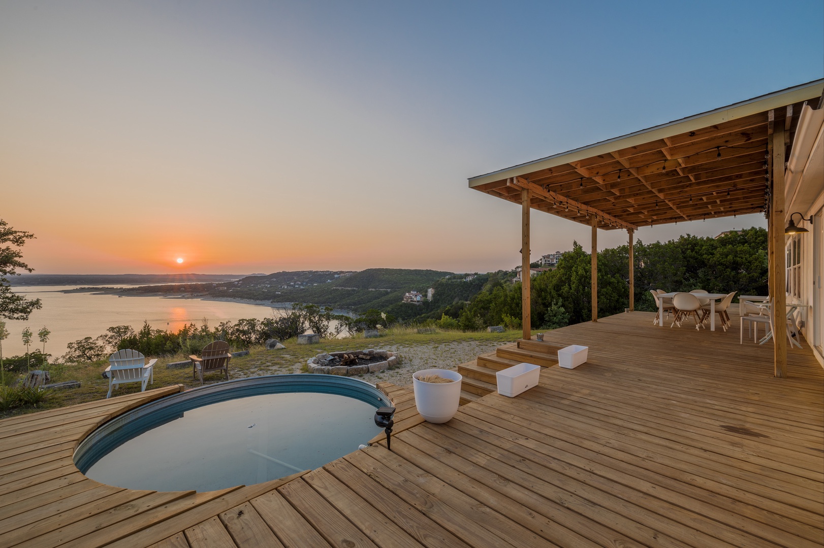 Get ready for fantastic fun and sunsets overlooking Lake Travis. Welcome to the Bungalow at the Oasis, TX (OTX Bungalow)!