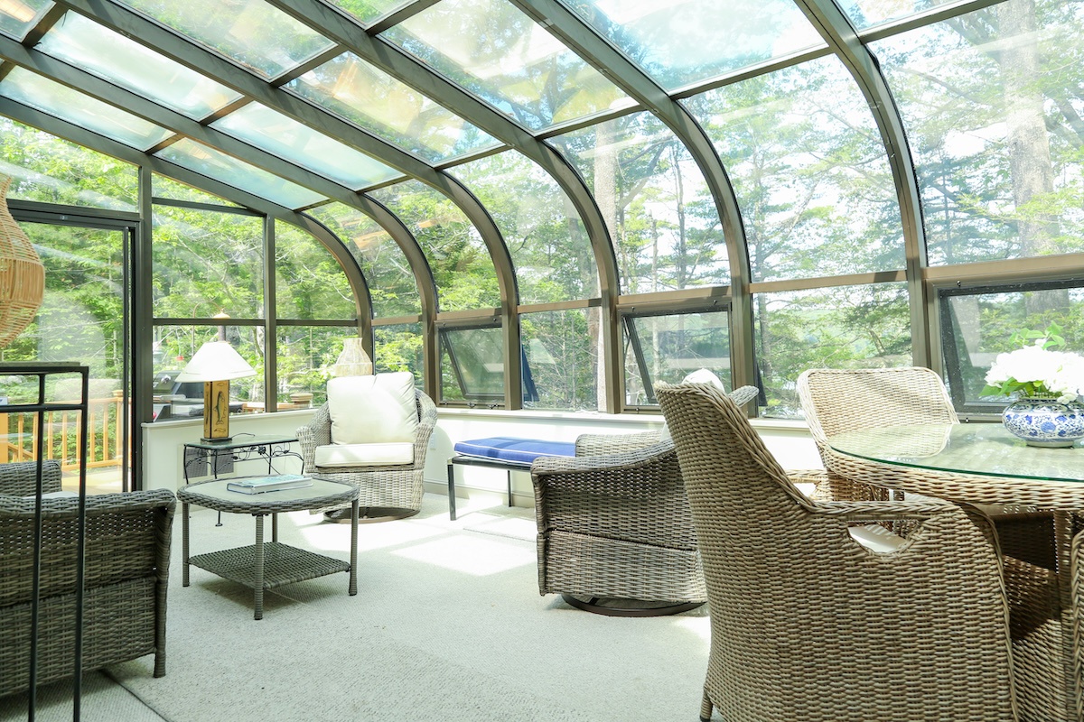 Relax under the curved glass ceiling of your private solarium, where sunlight streams in and lush forest views surround you—perfect for reading, morning coffee, or simply soaking in the natural beauty.