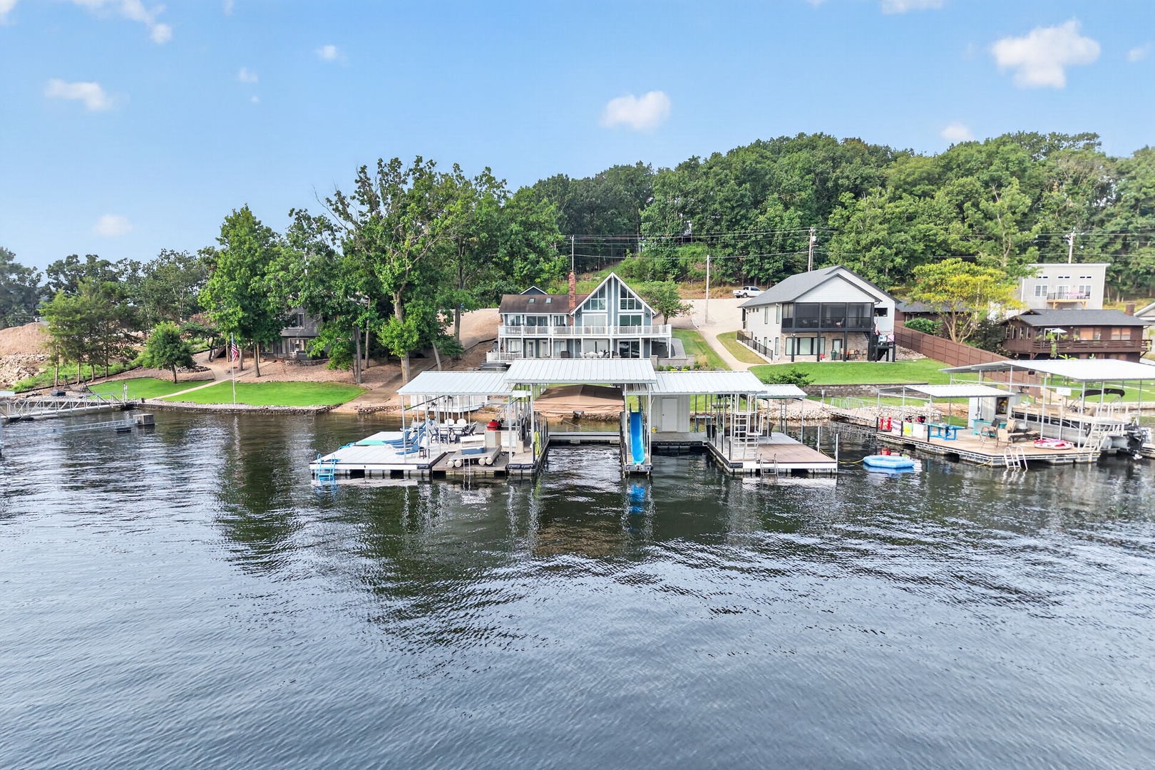 Lake Front Home, Huge fun dock & Hot Tub