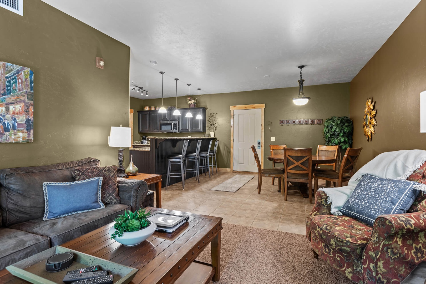 Bear Hollow Lodges 4201: Gathering and entertaining is welcome with the open floor plan offering plenty of seating, tables for eating and games and easy kitchen access.