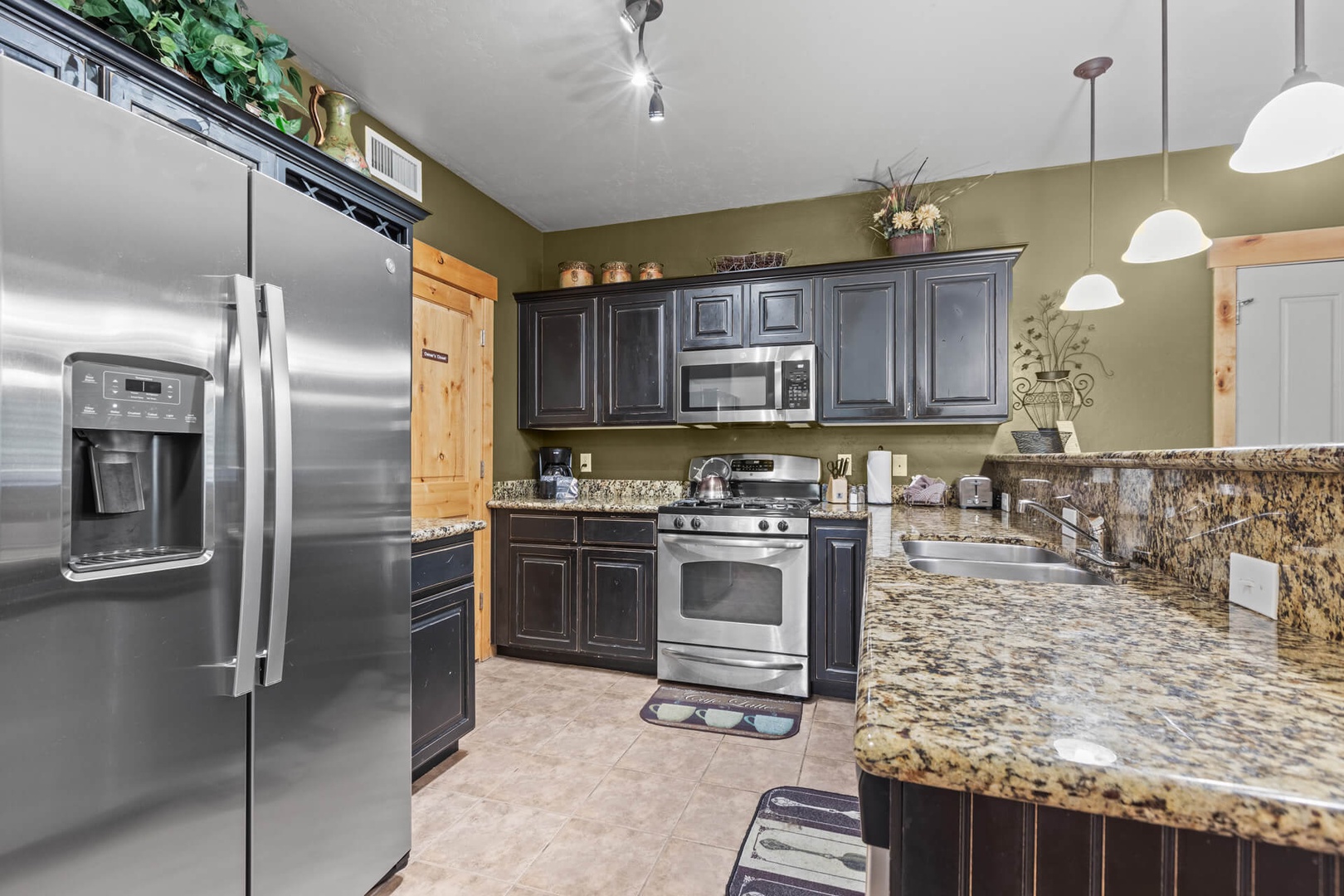 Bear Hollow Lodges 4201: Gleaming granite countertops with tons of workspace, fully equipped with large modern appliances and ample supply of utensils for convenient stay-in meal preparation.