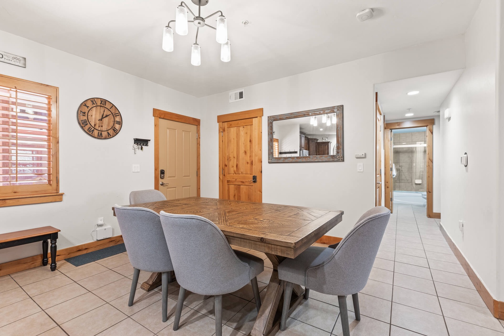 Bear Hollow Lodges 4203: Entry into this beautiful and spacious condo is right where gathering begins, at the kitchen table.