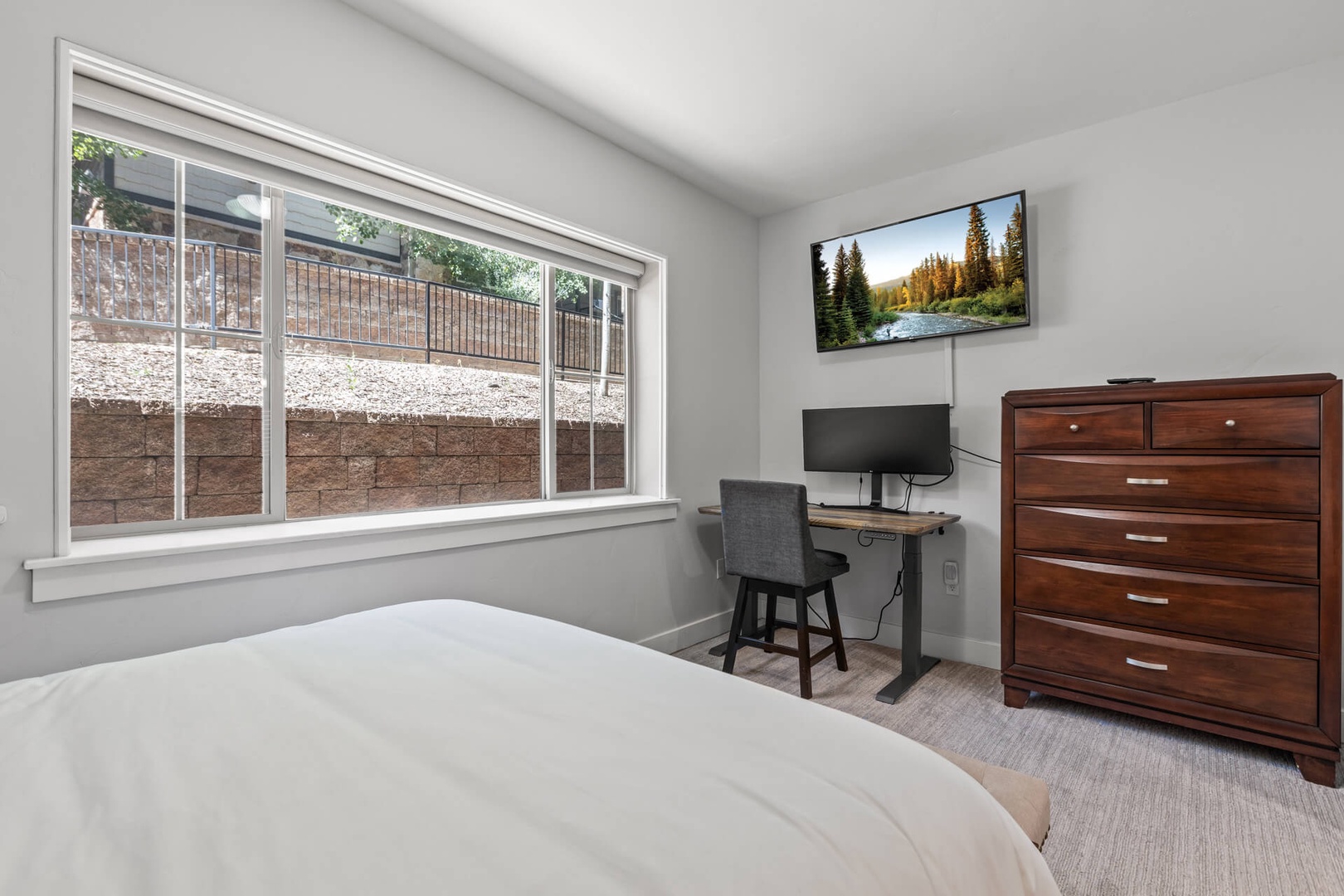Bear Hollow Lodges 4203: In the PRIMARY BEDROOM SUITE, you’ll find a sumptuous queen-size bed and a small desk space.