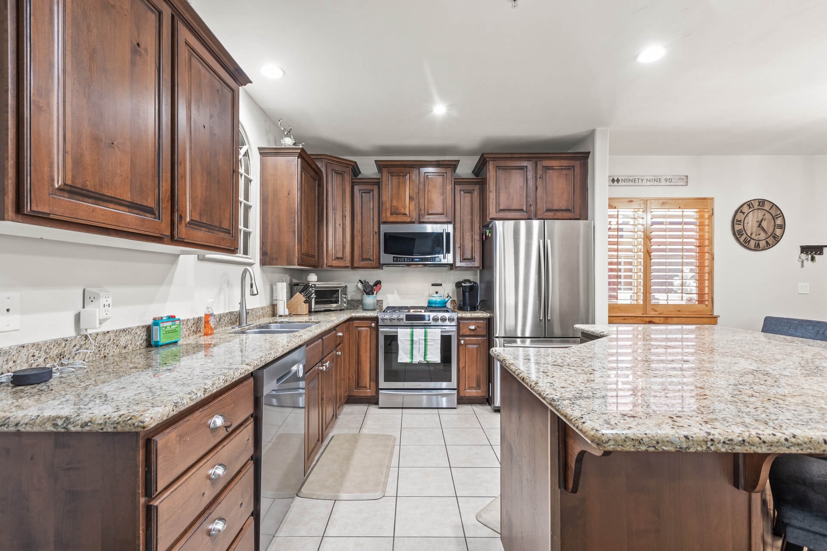 Bear Hollow Lodges 4203: Complete with a gas range, stainless steel refrigerator, microwave oven, and dishwasher, this chef-worthy space has elegant wood cabinetry and tons of counter space.