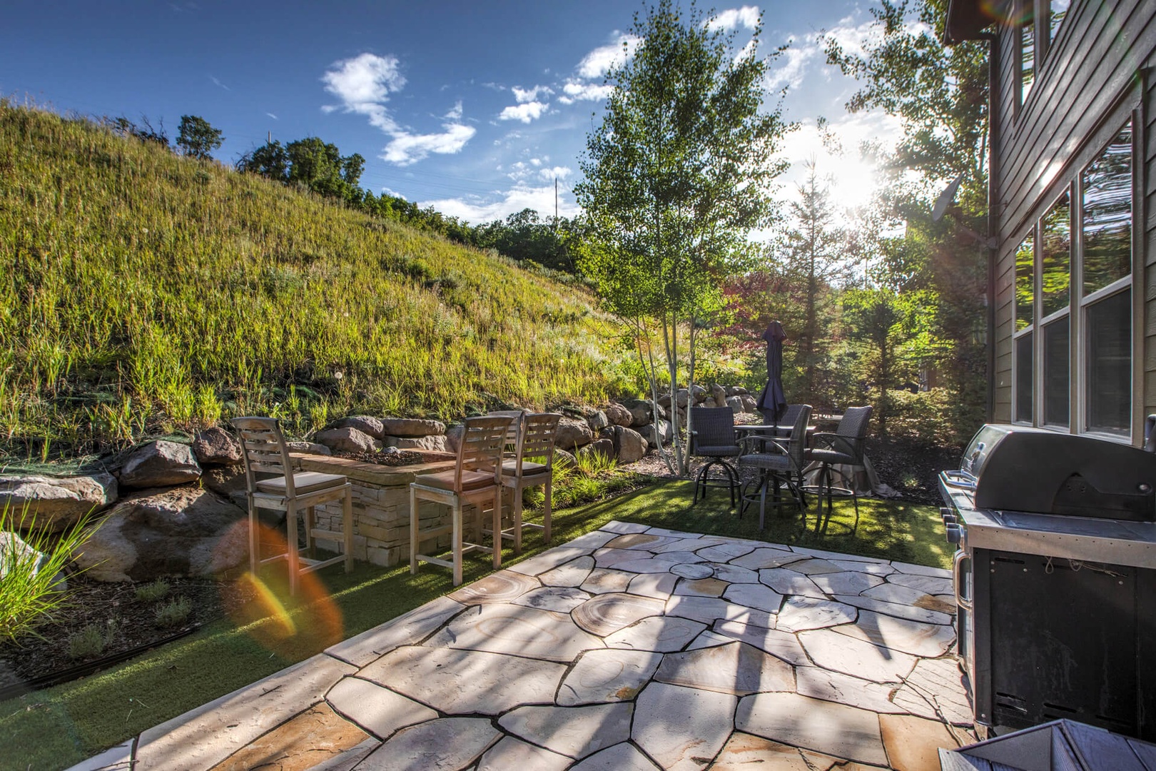 Retreat at Jordanelle 915 by Moose Management: Backyard oasis! Outdoor dining and firepet