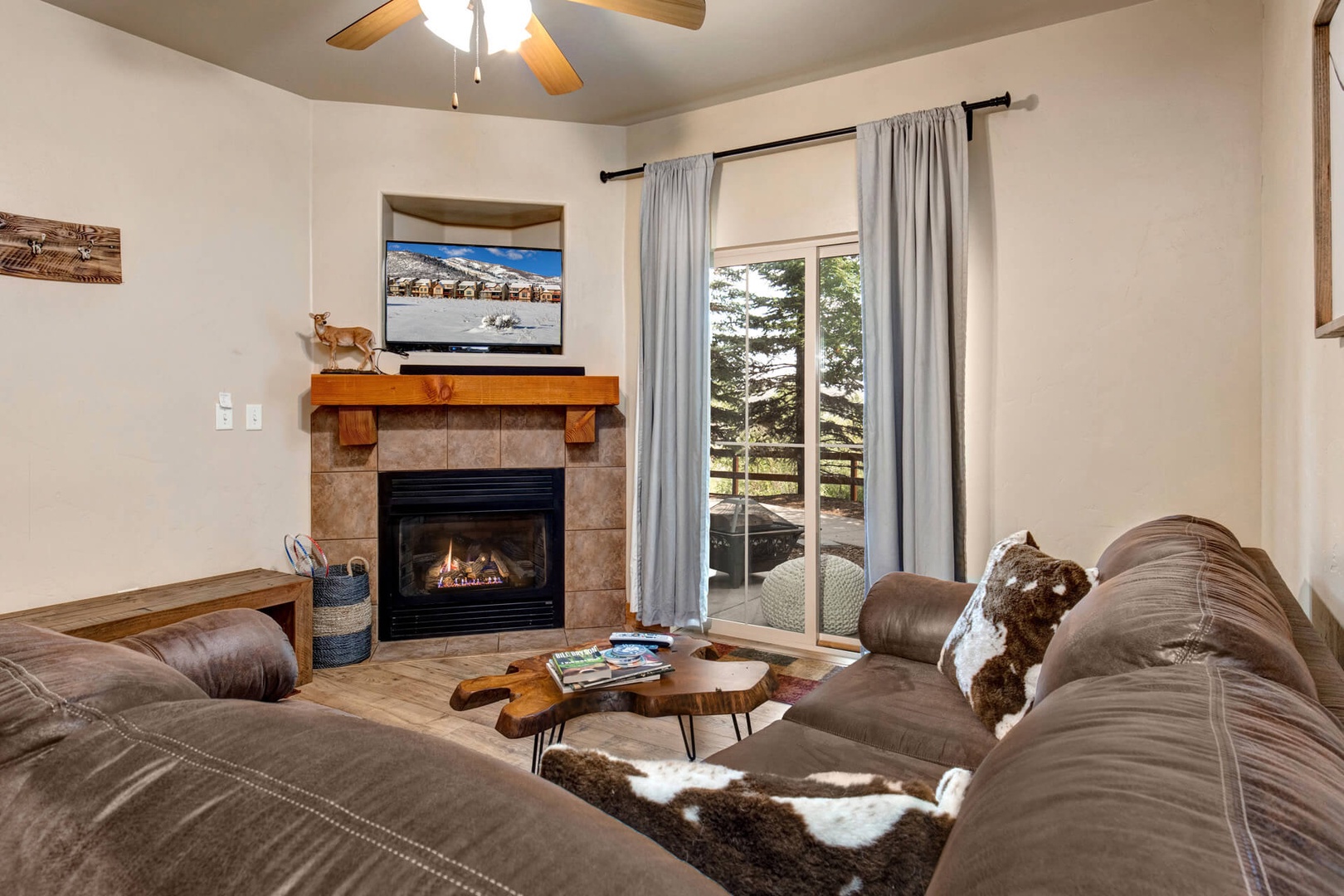 Bear Hollow Lodges 1104: Gather in this living room on a comfortable sectional sofa enjoying the warmth of a toasty fireplace on a cool mountain evening