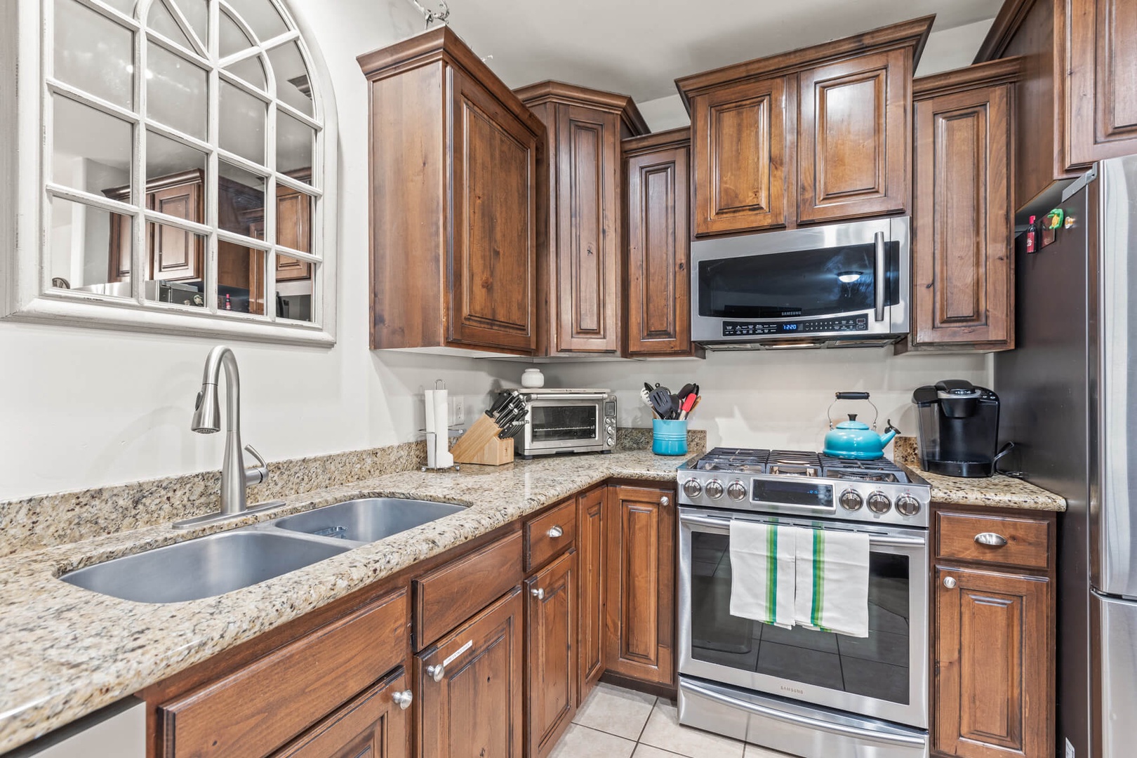 Bear Hollow Lodges 4203: Gleaming granite countertops with tons of workspace, fully equipped with large modern appliances and ample supply of utensils for convenient stay-in meal preparation.