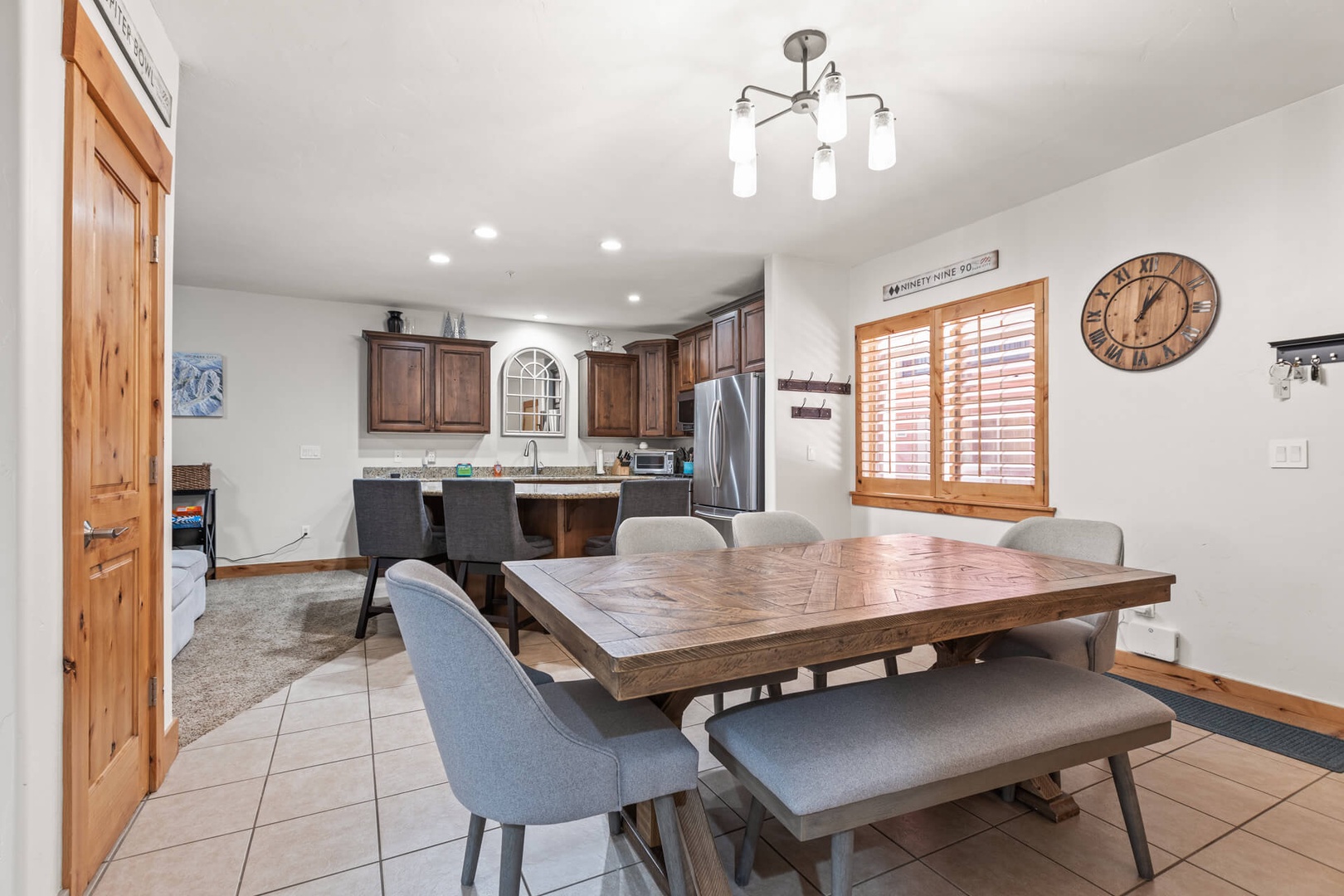 Bear Hollow Lodges 4203: There is a welcoming living space, counter top seating and an extra table for gathering and entertaining.