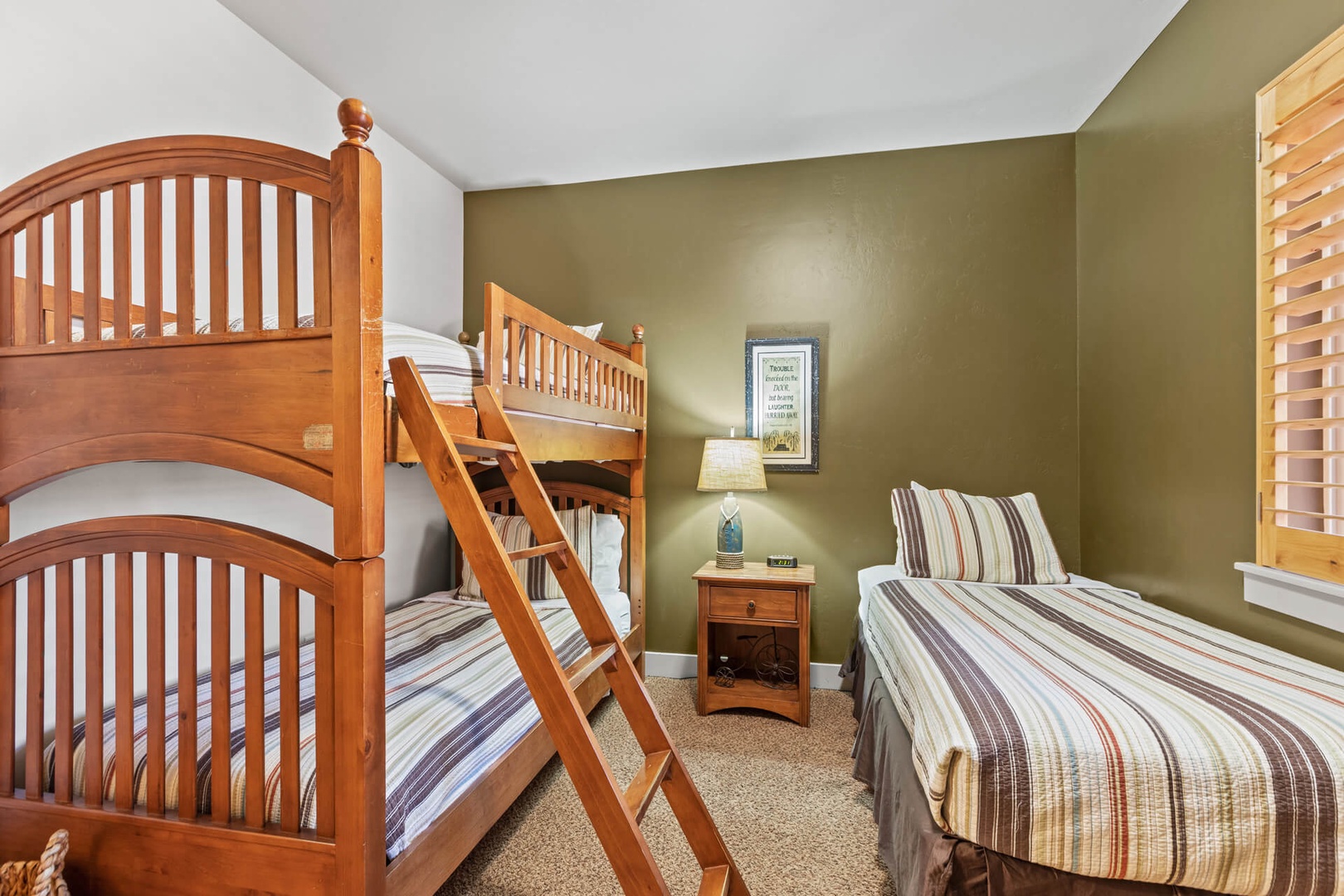 Bear Hollow Lodges 4201:  Single Bunk beds plus another single bed to accommodate all of your group.
