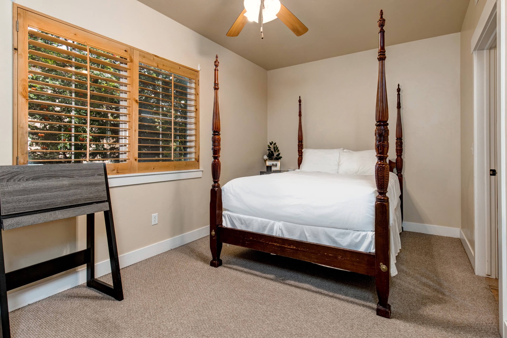 Bear Hollow Lodges 1104: The master bedroom has a Queen-sized bed with luxurious bedding and full attached bathroom.