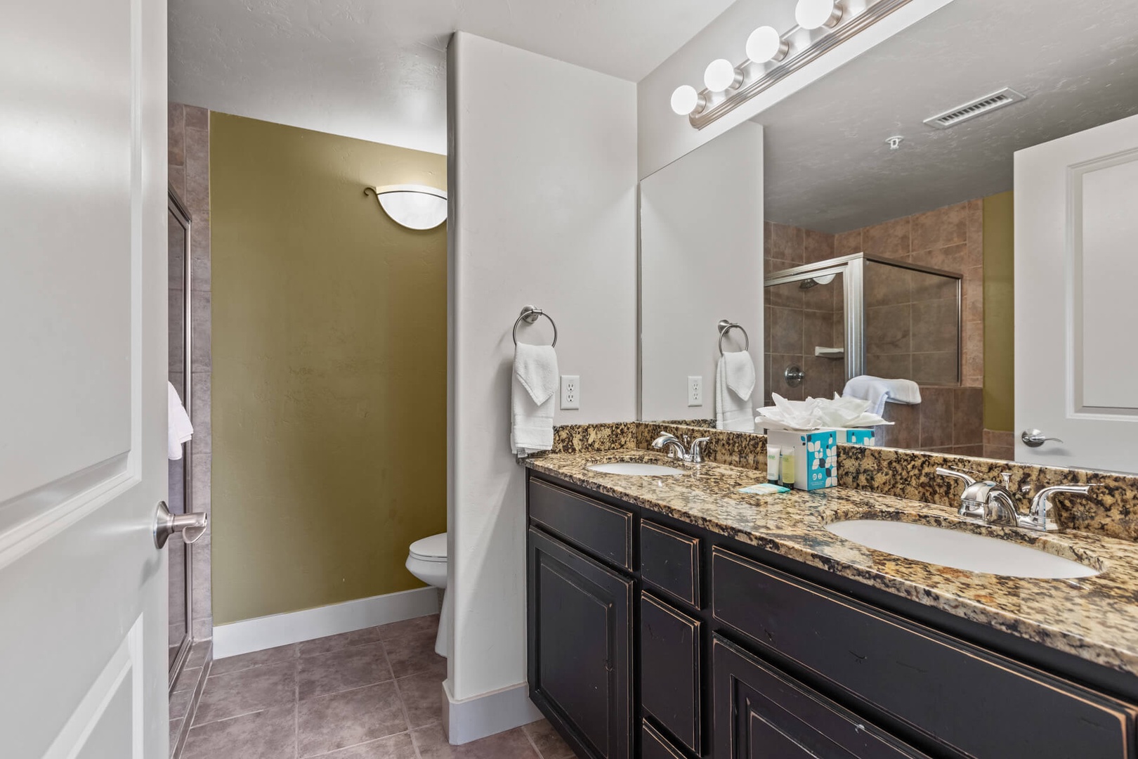 Bear Hollow Lodges 4201: En suite primary bathroom with dual sink vanity