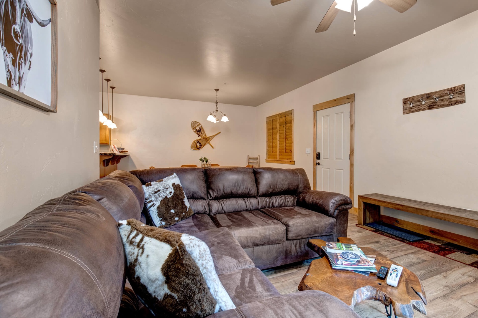 Bear Hollow Lodges 1104: Warm and cozy living room for TV watching and additional sleeping.