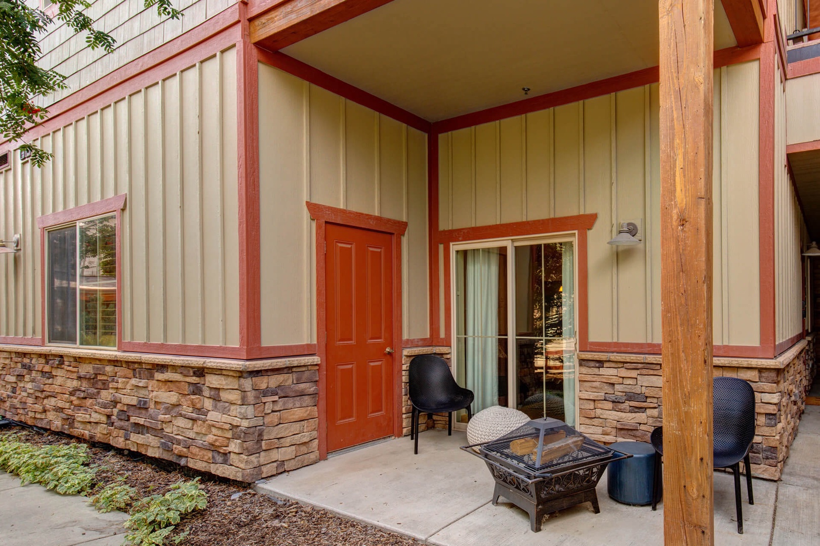 Bear Hollow Lodges 1104: A walk-out patio with seating is just outside along with a gas fire pit to warm the evening chill..