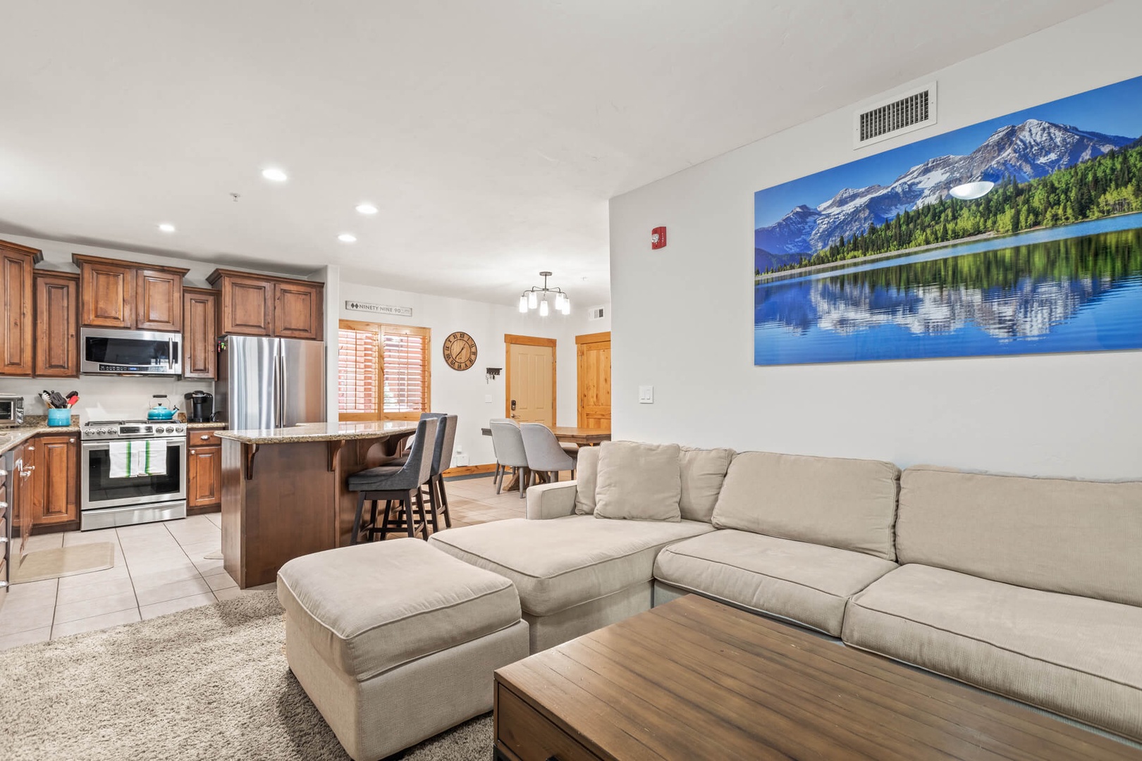 Bear Hollow Lodges 4203: Gathering and entertaining is welcome with the open floor plan offering plenty of seating, tables for eating and games and easy kitchen access.